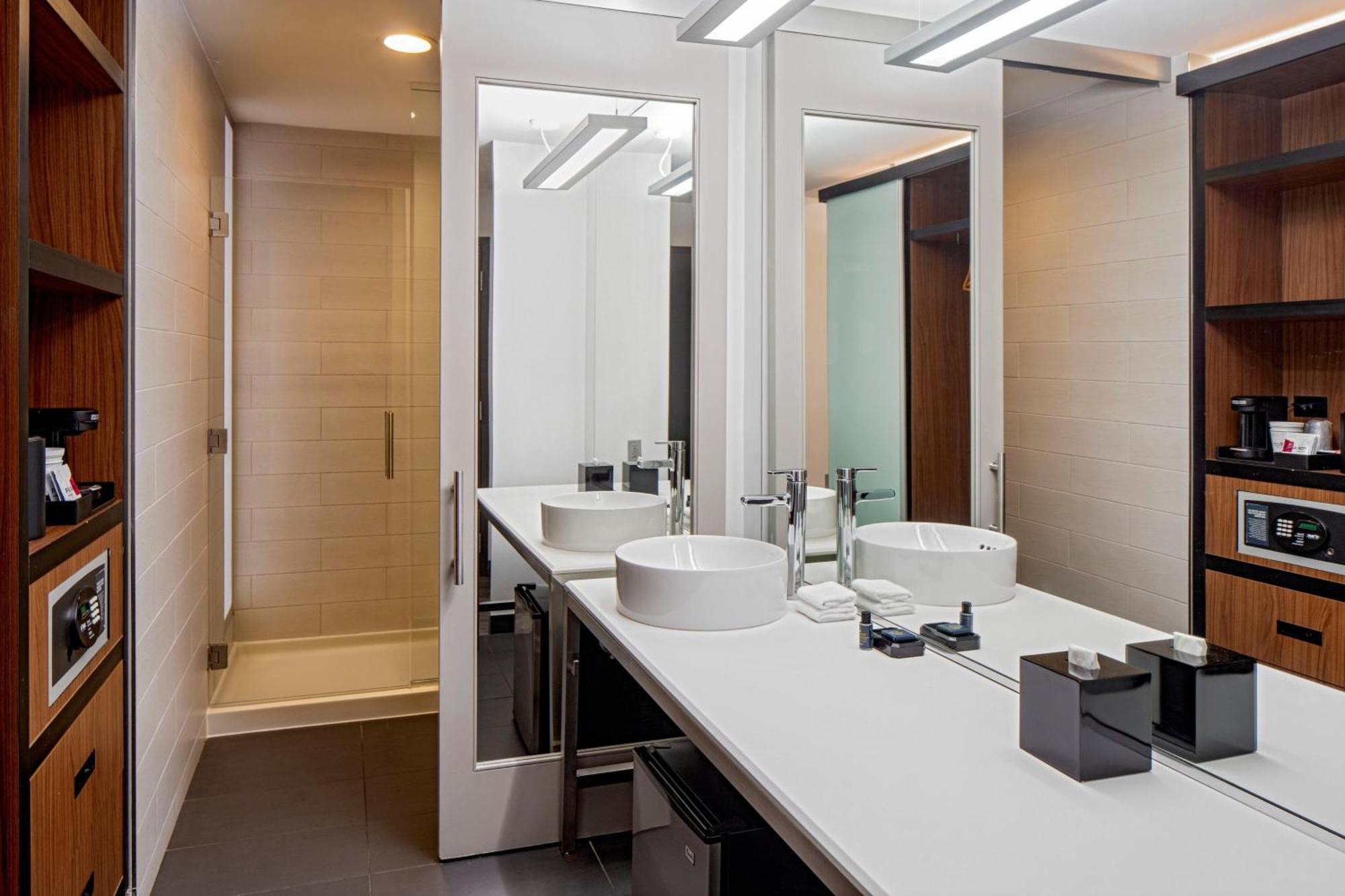 Guest room, 1 King, City view, Corner room