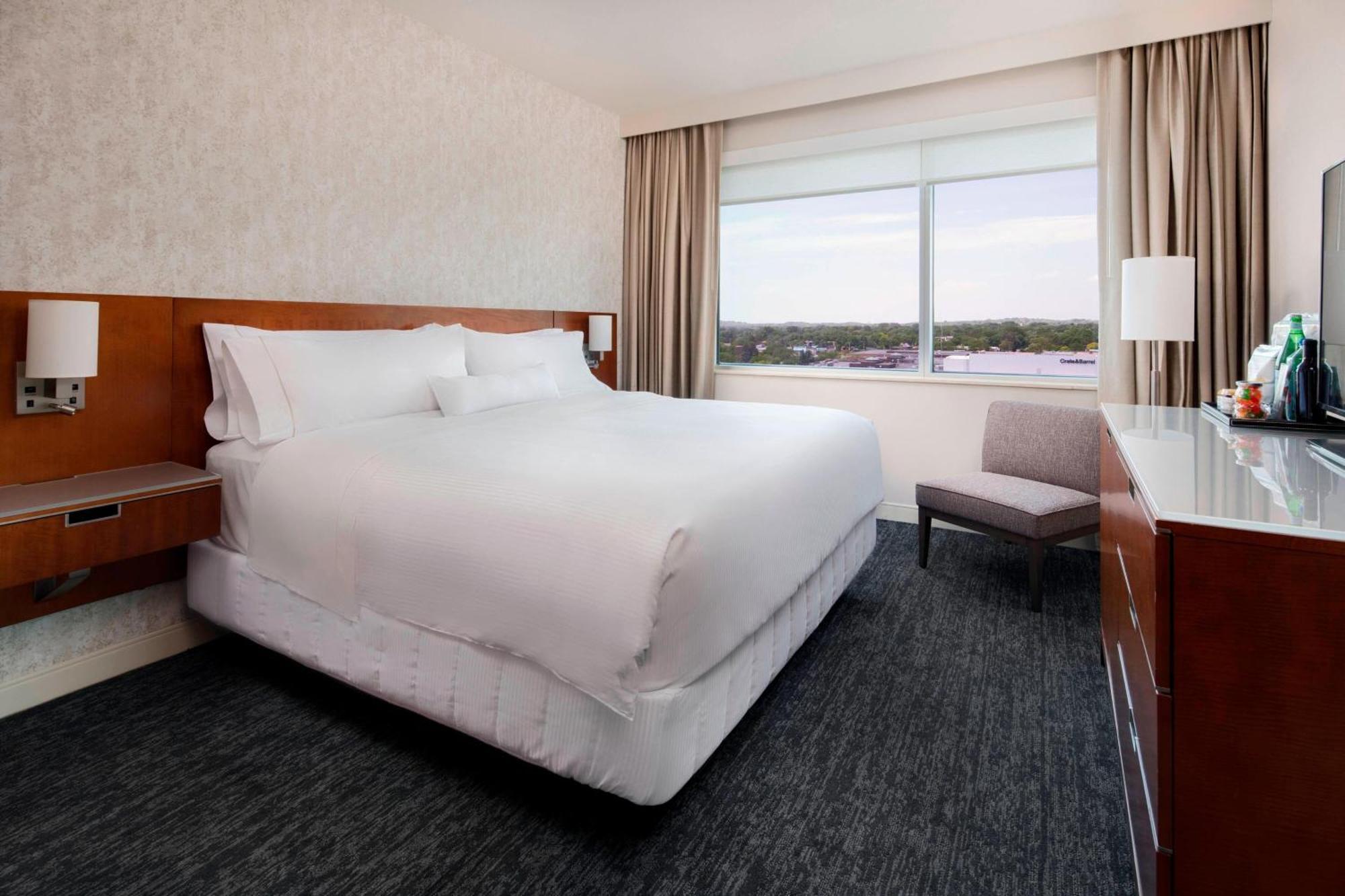 Club Suite 1 King,1537519711:JPEG