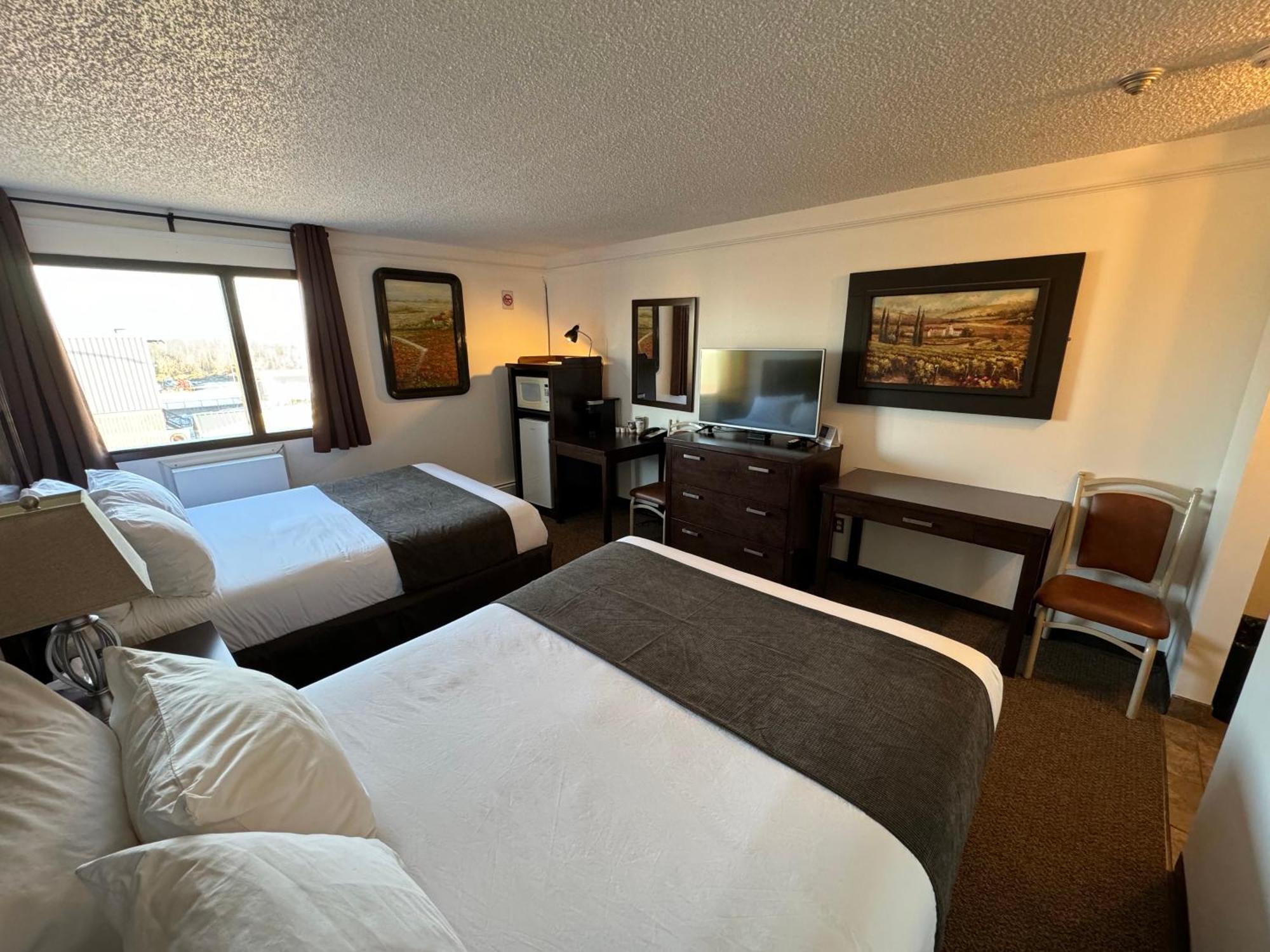 Queen Room with Two Queen Beds - Non Smoking