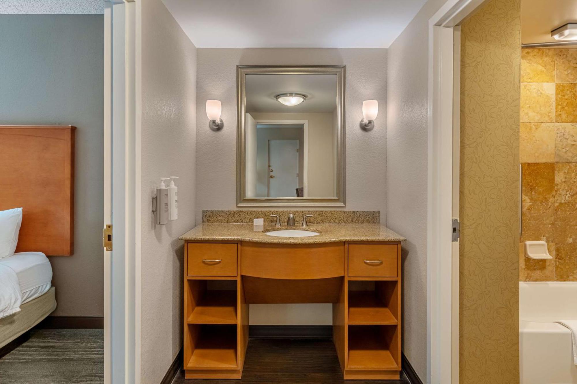 One-Bedroom King Suite with Kitchen