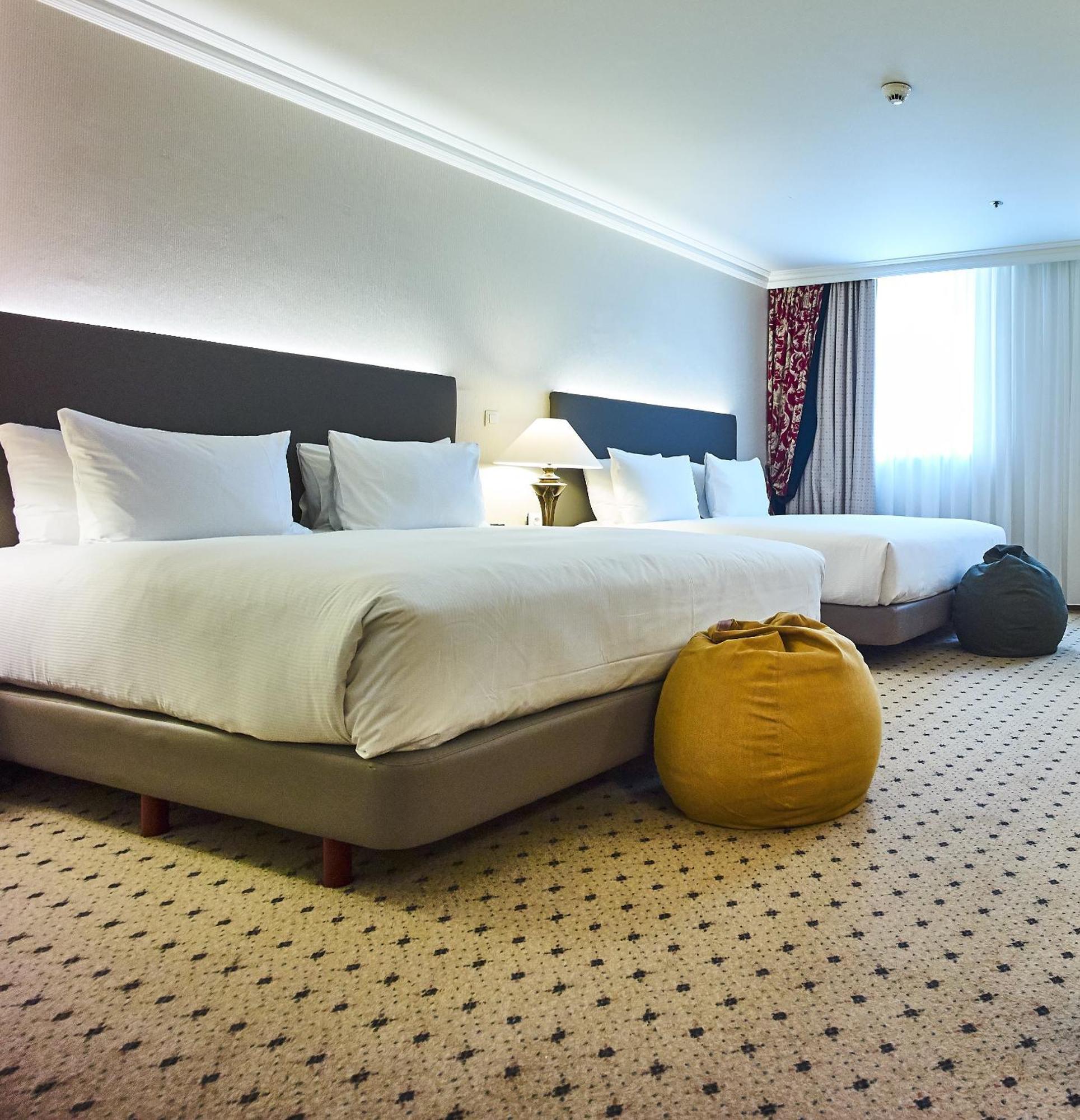 Zimmer mit 2 Kingsize-Betten