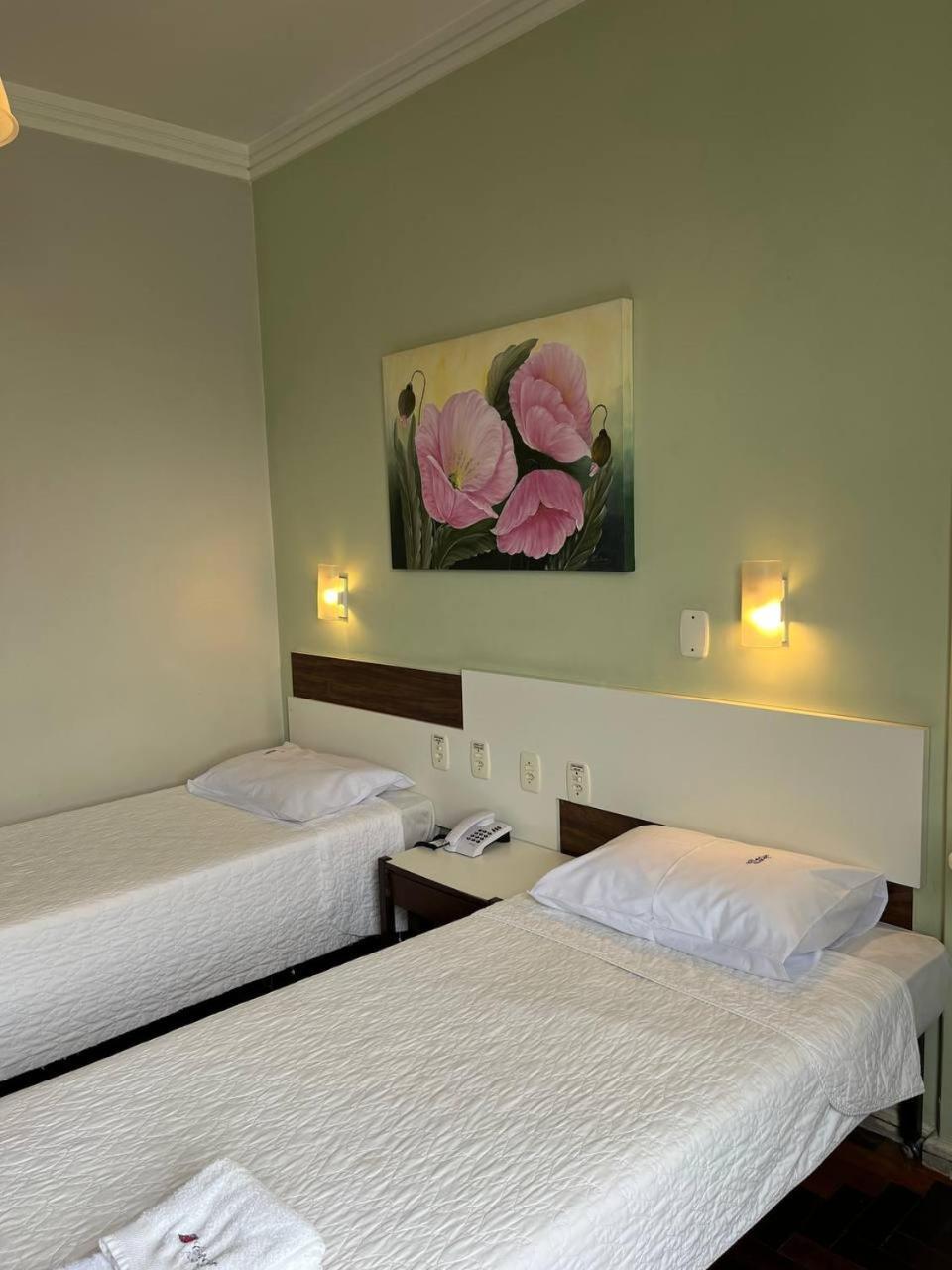 Quarto com 2 Camas de Solteiro