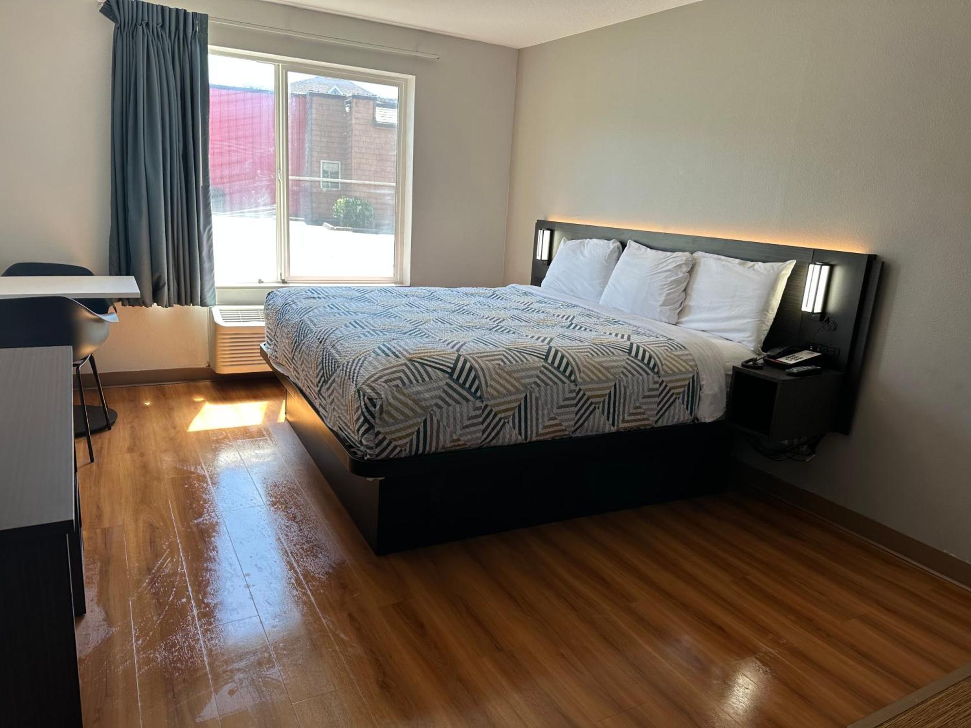 1 Queen Bed | Non-Smoking