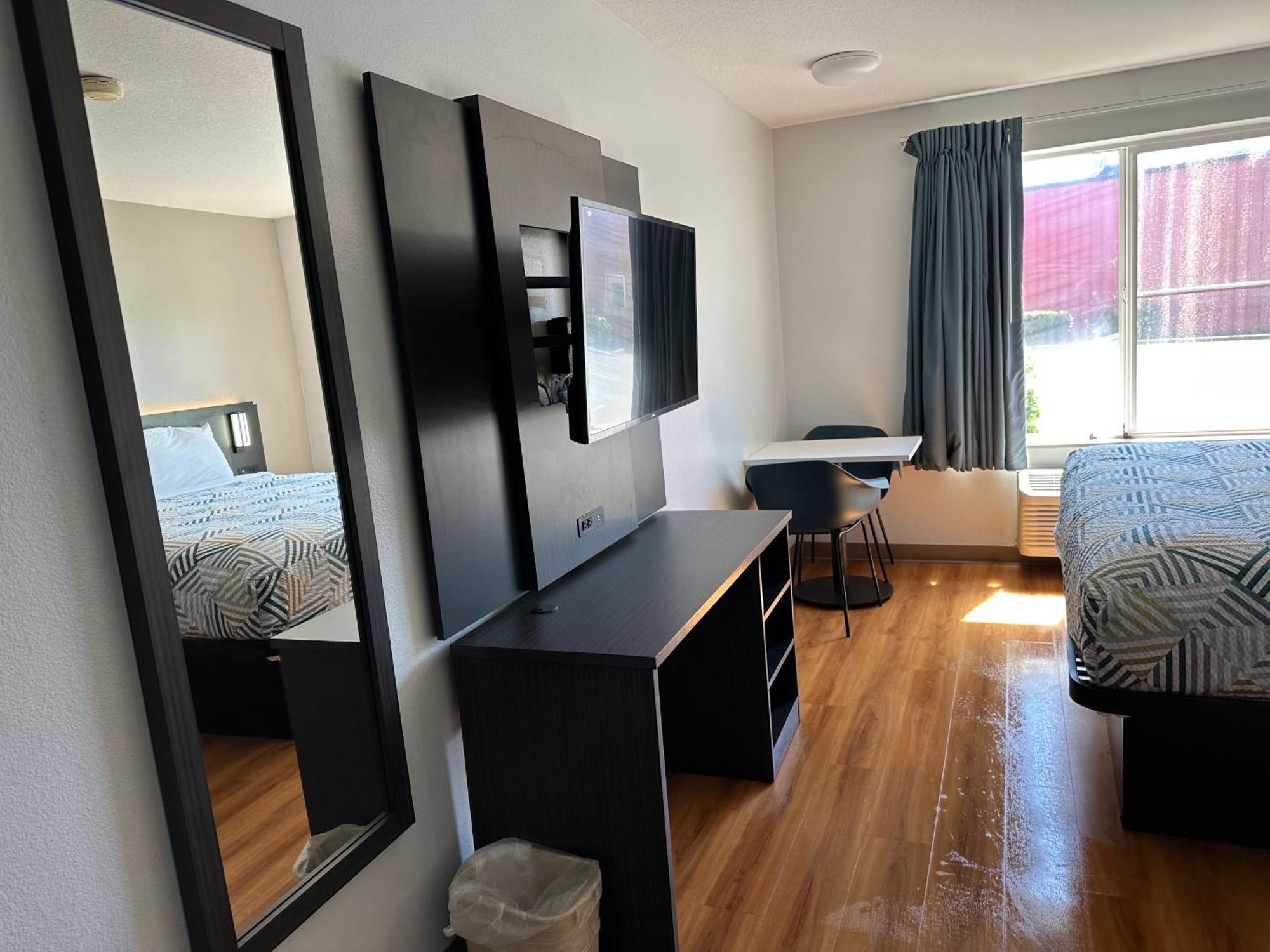 1 Queen Bed | Non-Smoking