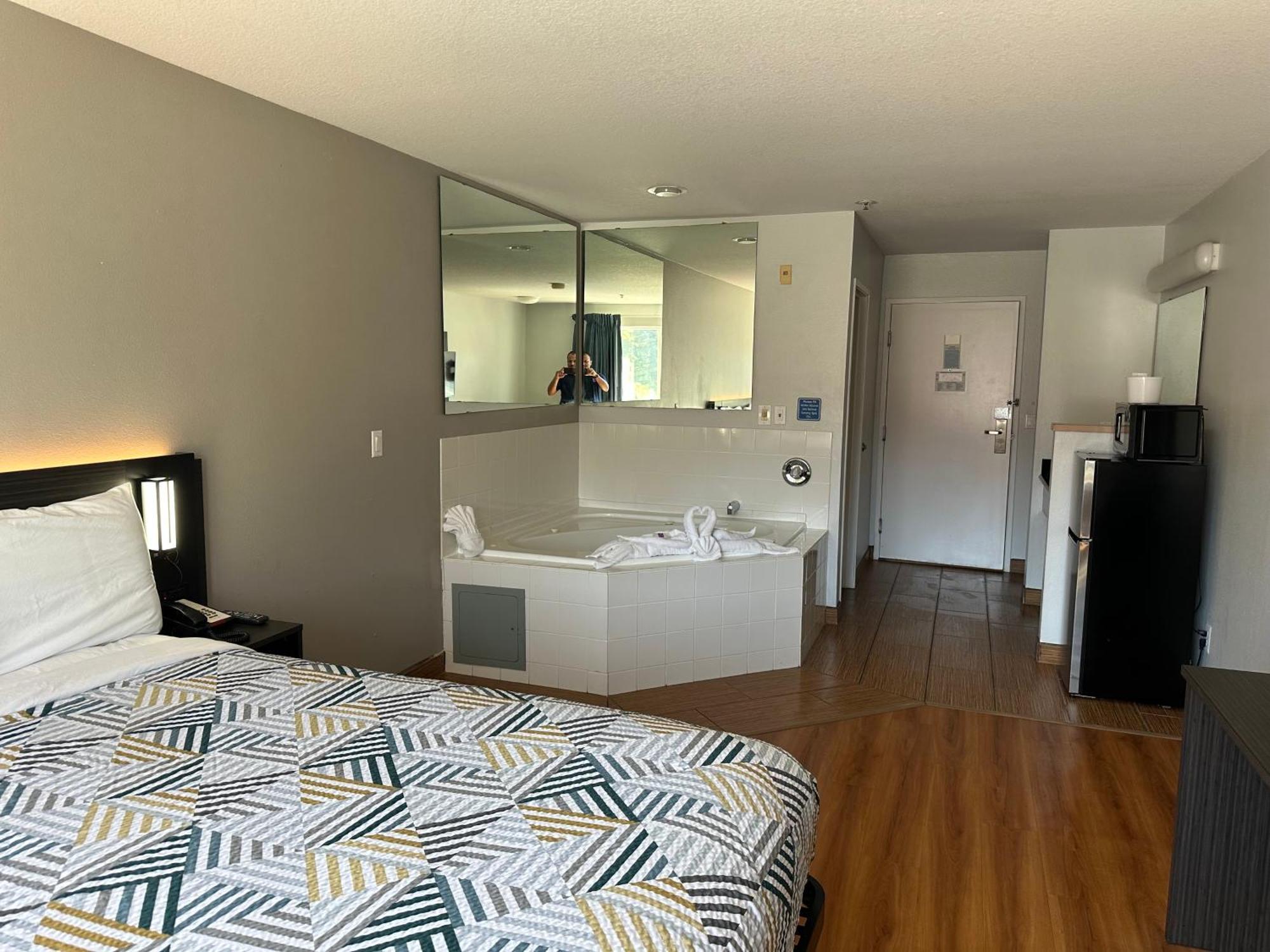 1 King Bed | Non-Smoking Hot Tub