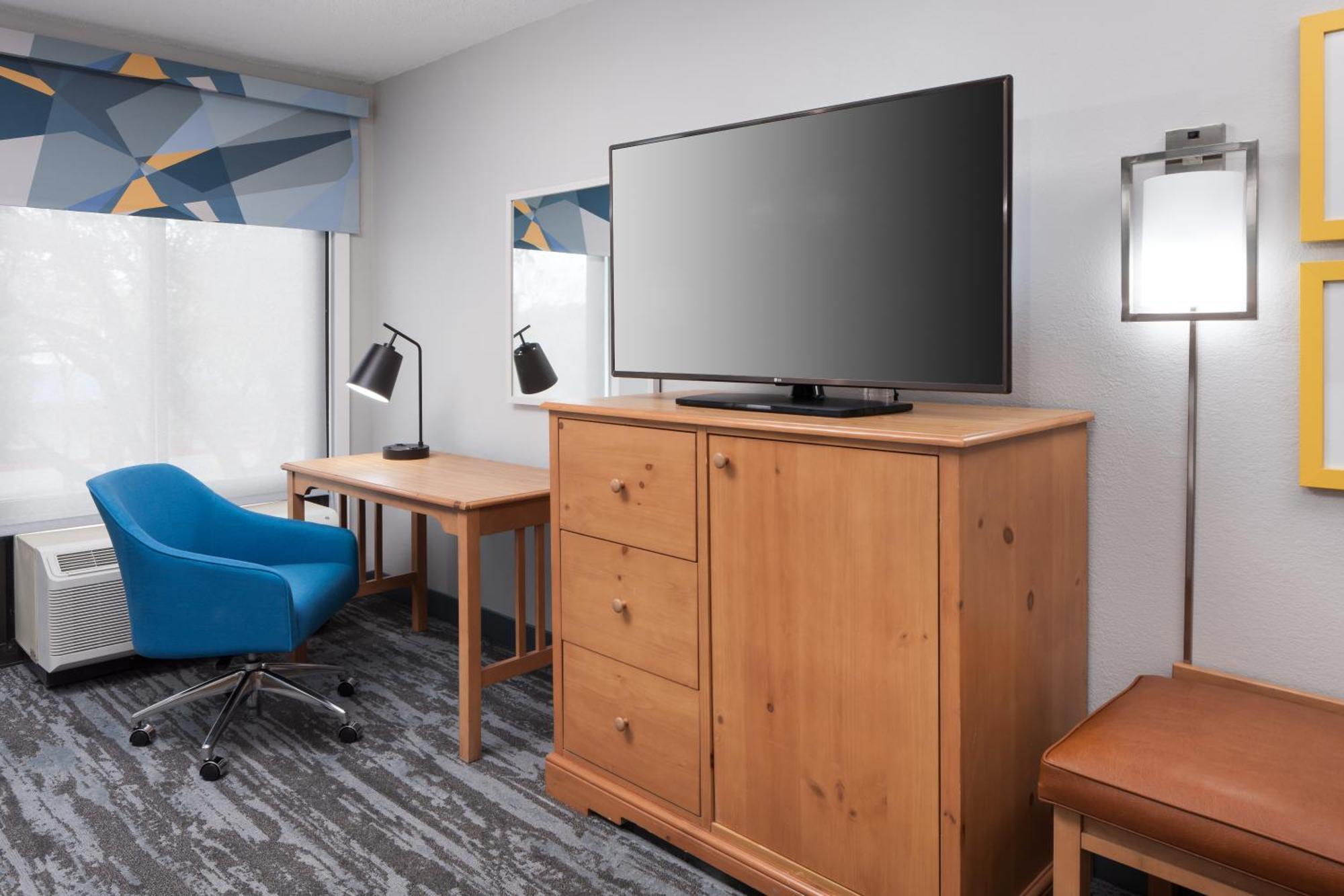 King Room with Sofa Bed and Study - Non-Smoking