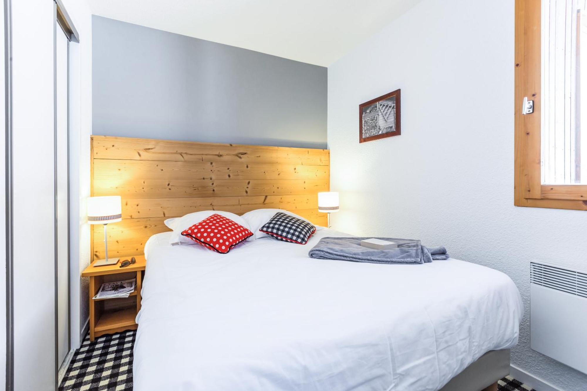 One-Bedroom Apartment Sleeping Alcove