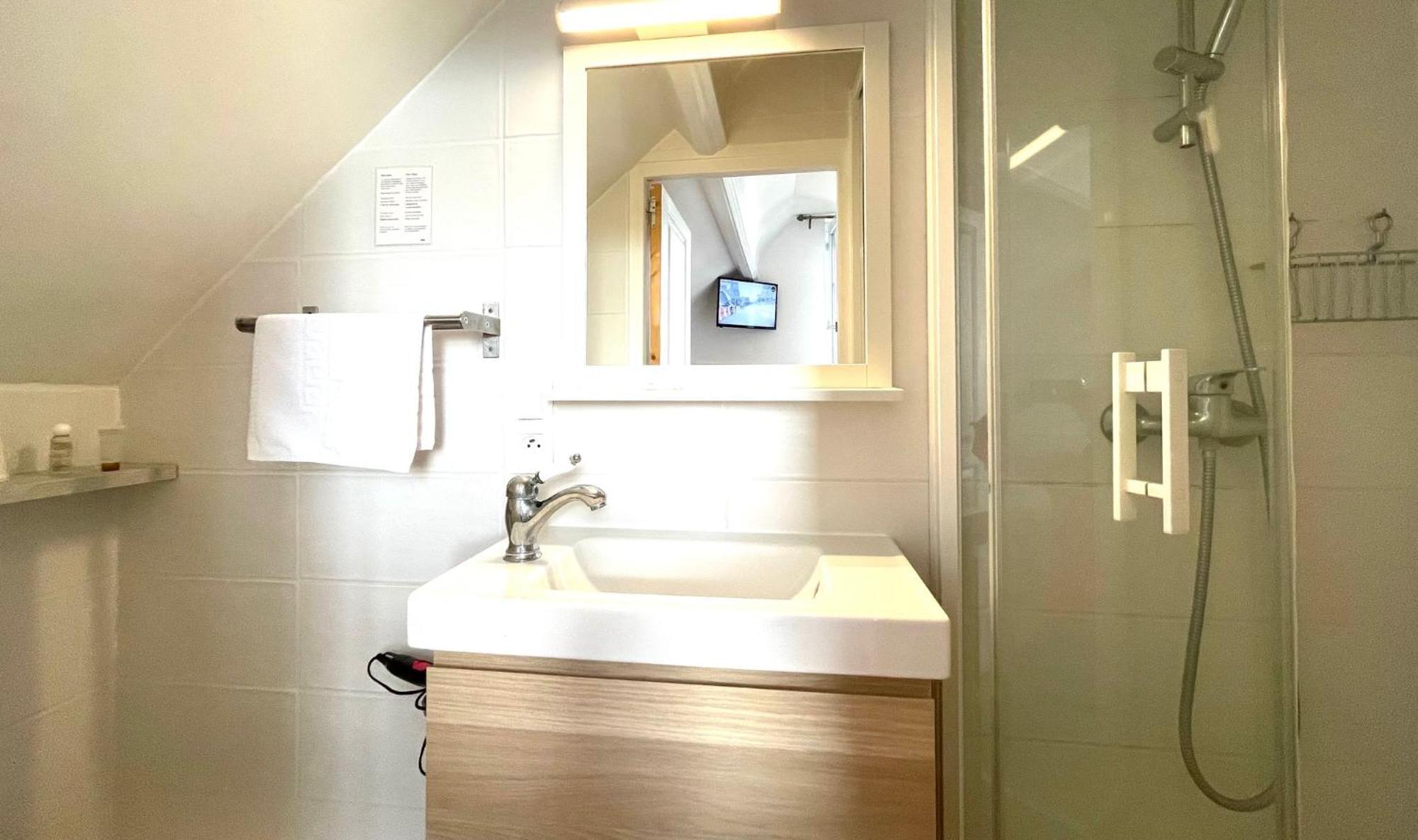 Standard Double Room Shower