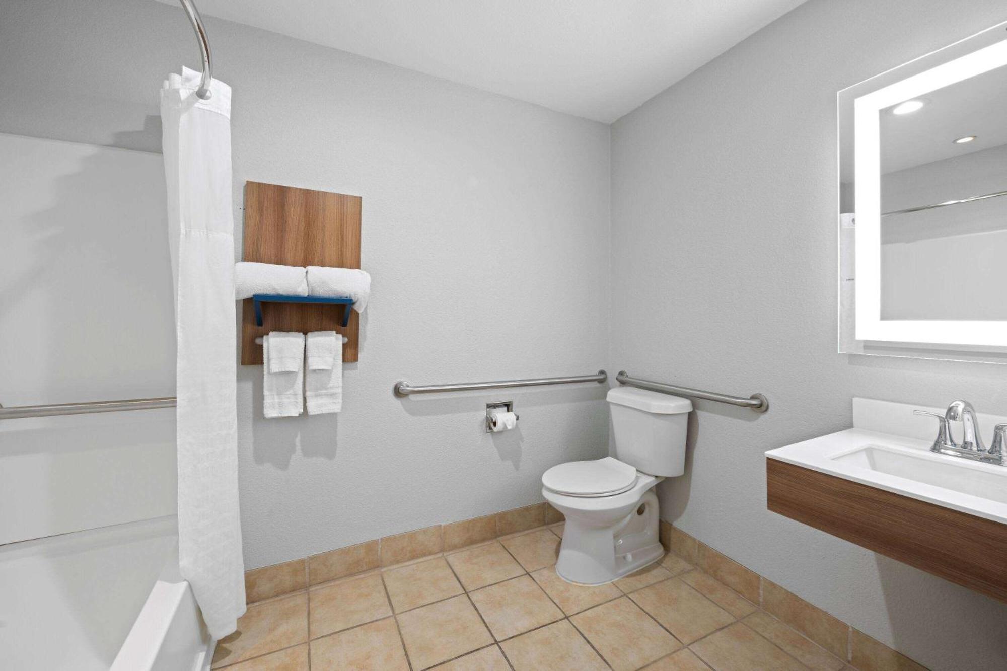 Queen Suite with Mobility Access - Non-Smoking