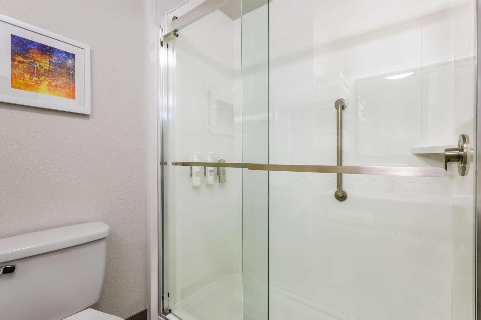 King Room with Accessible Tub - Mobility and Hearing Access/Non-Smoking