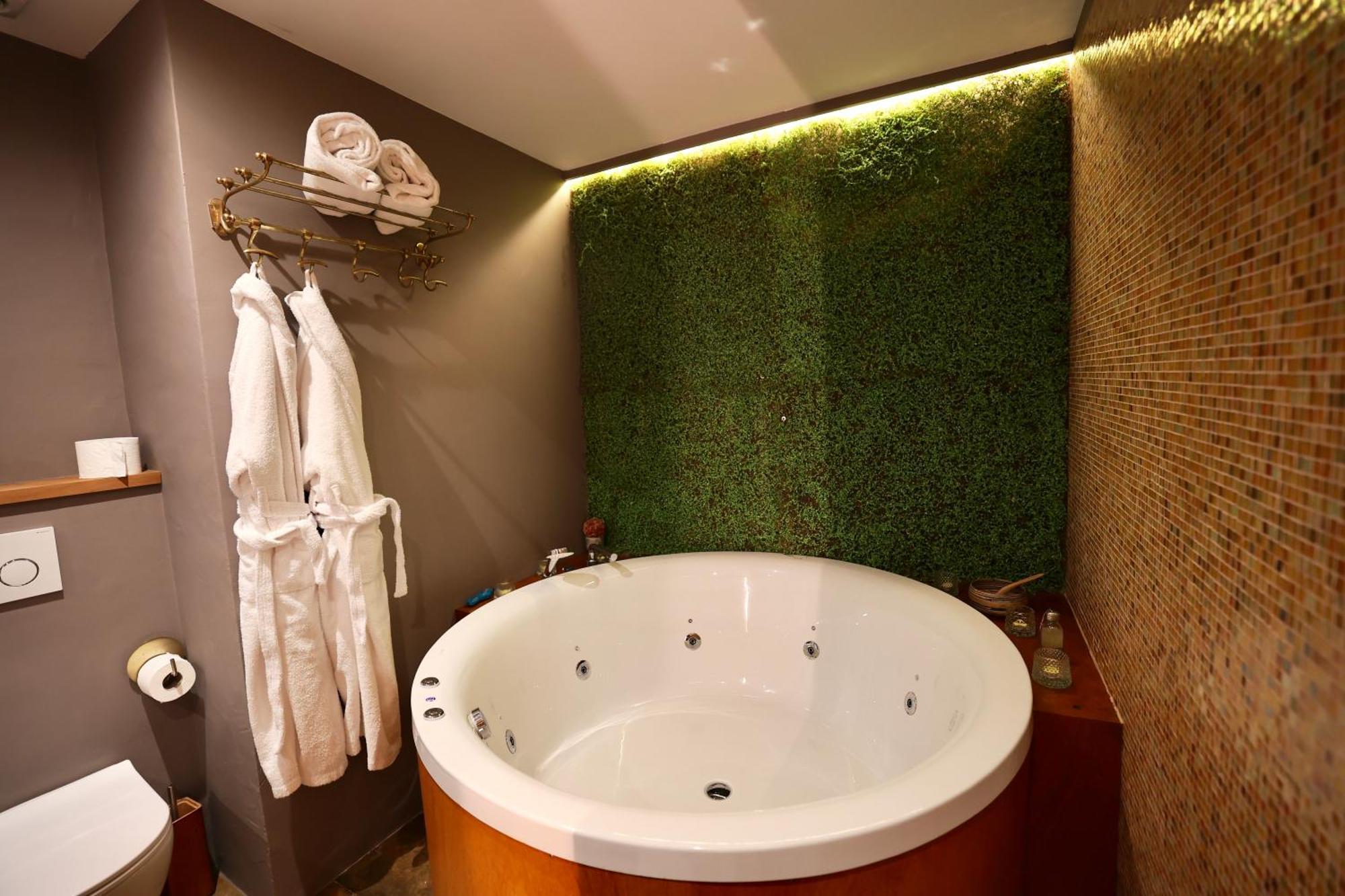 Deluxe Suite Spa Bath
