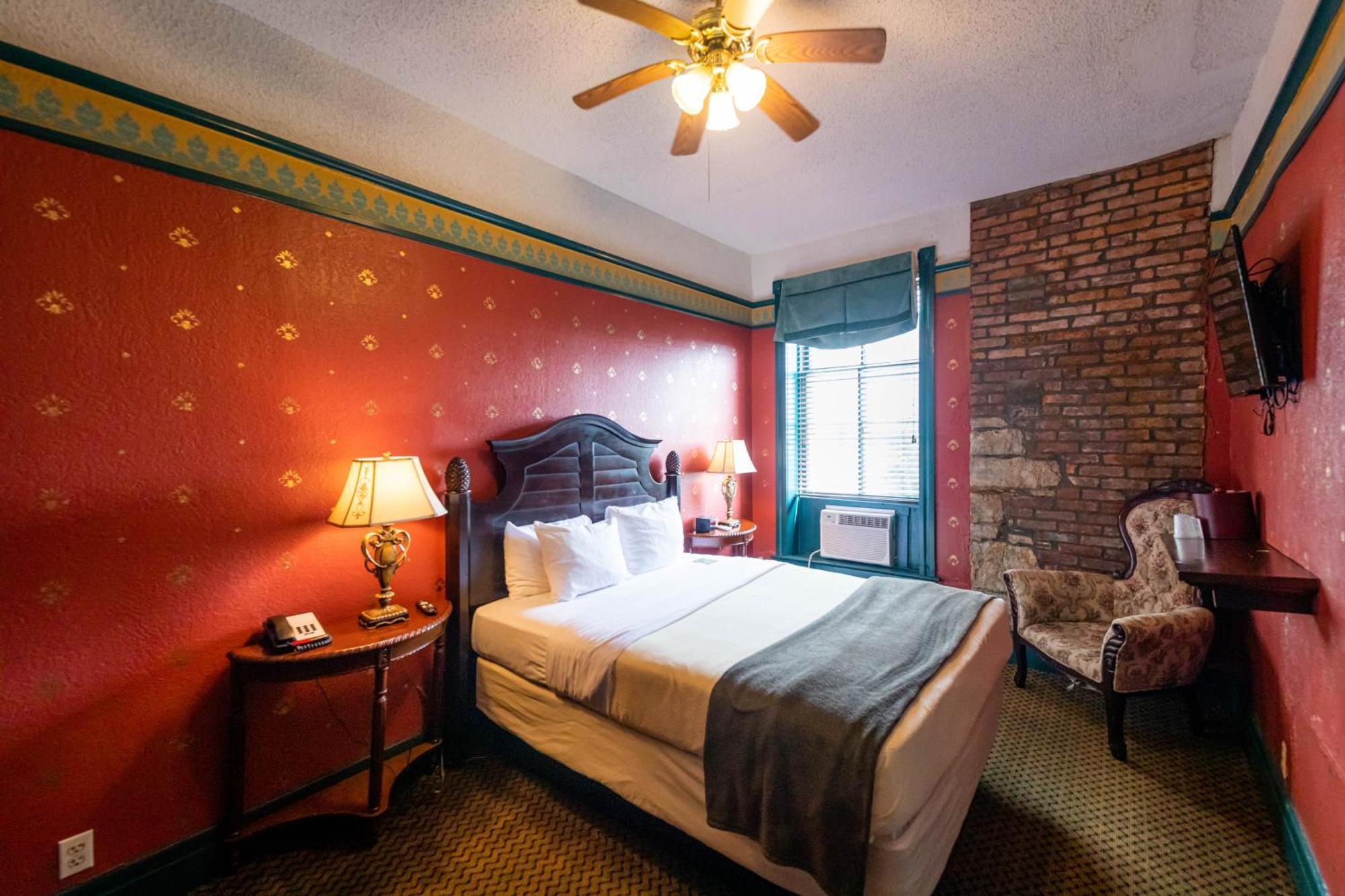 Standard Queen Room