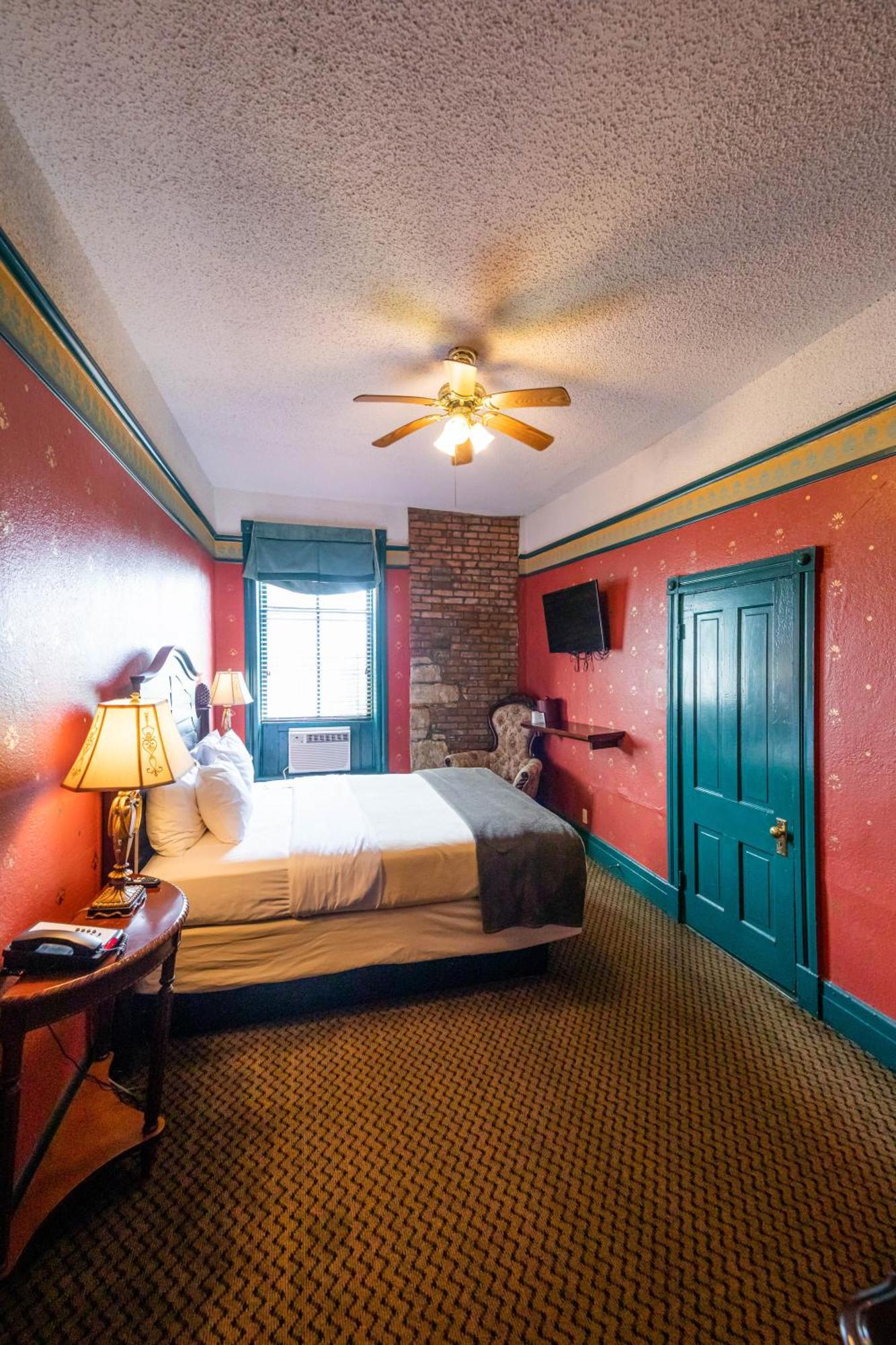 Standard Queen Room