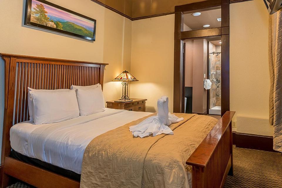 Deluxe Suite Spa Bath