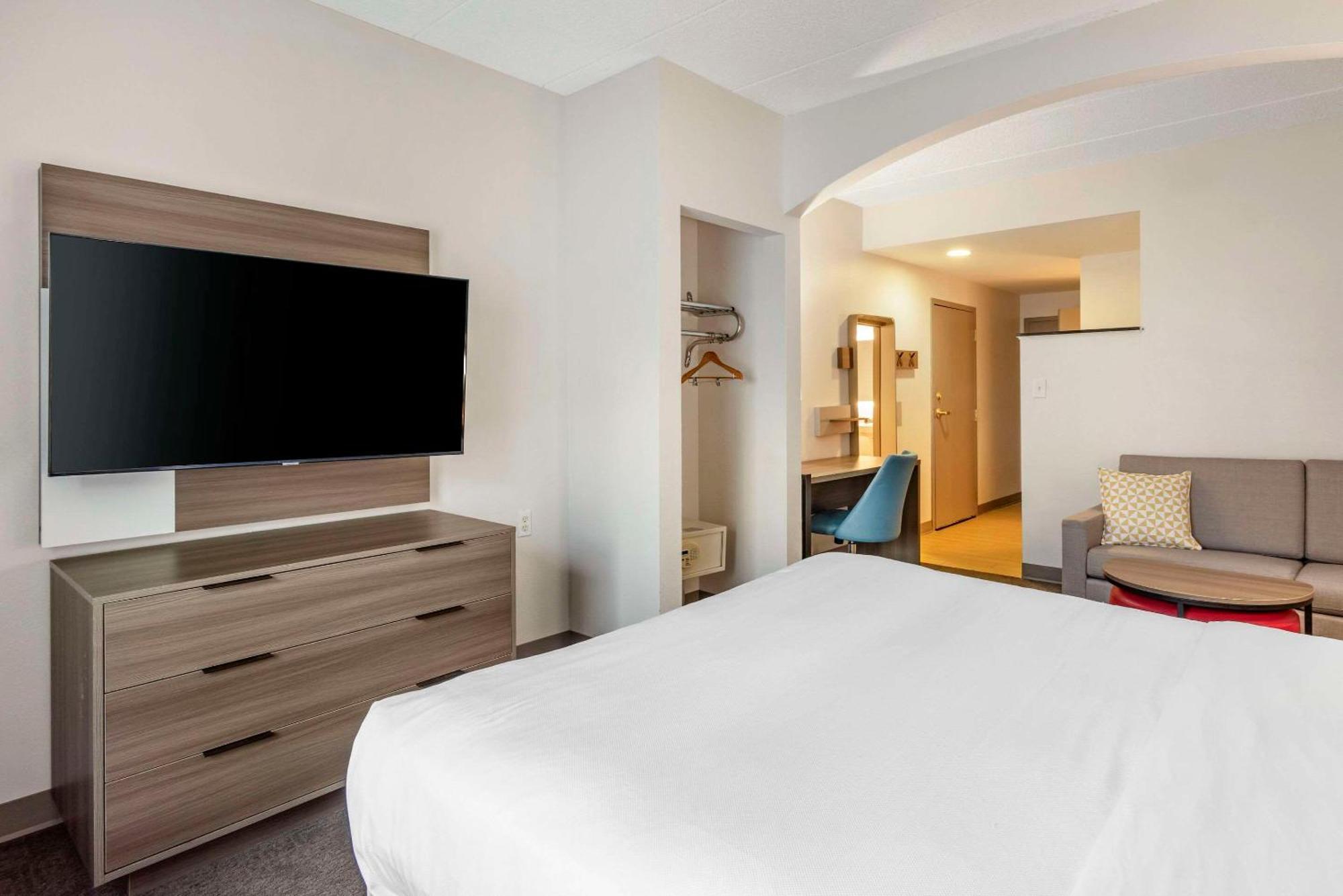 Queen Suite Disability Access or Non-Smoking