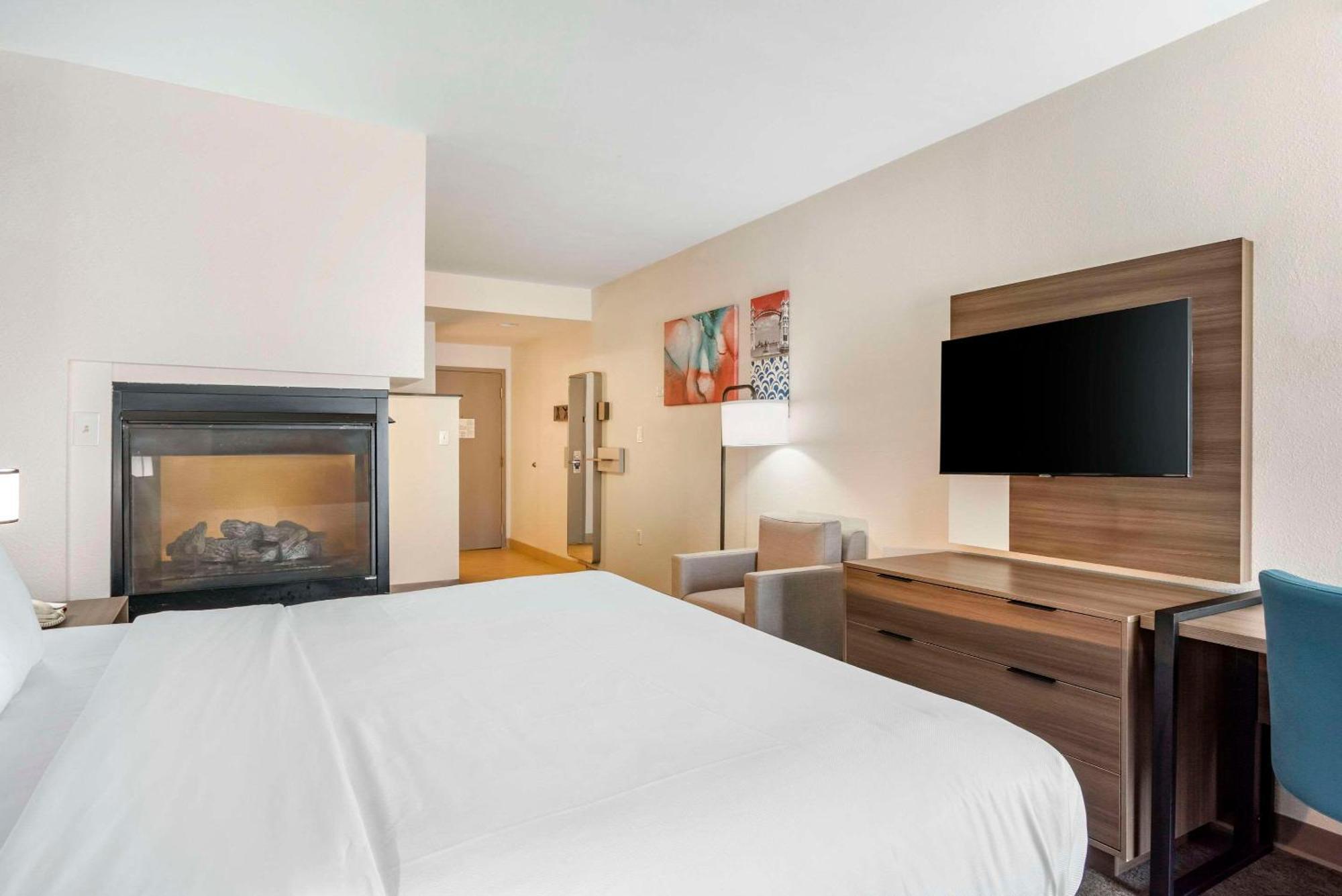 King Suite Whirlpool Non-Smoking