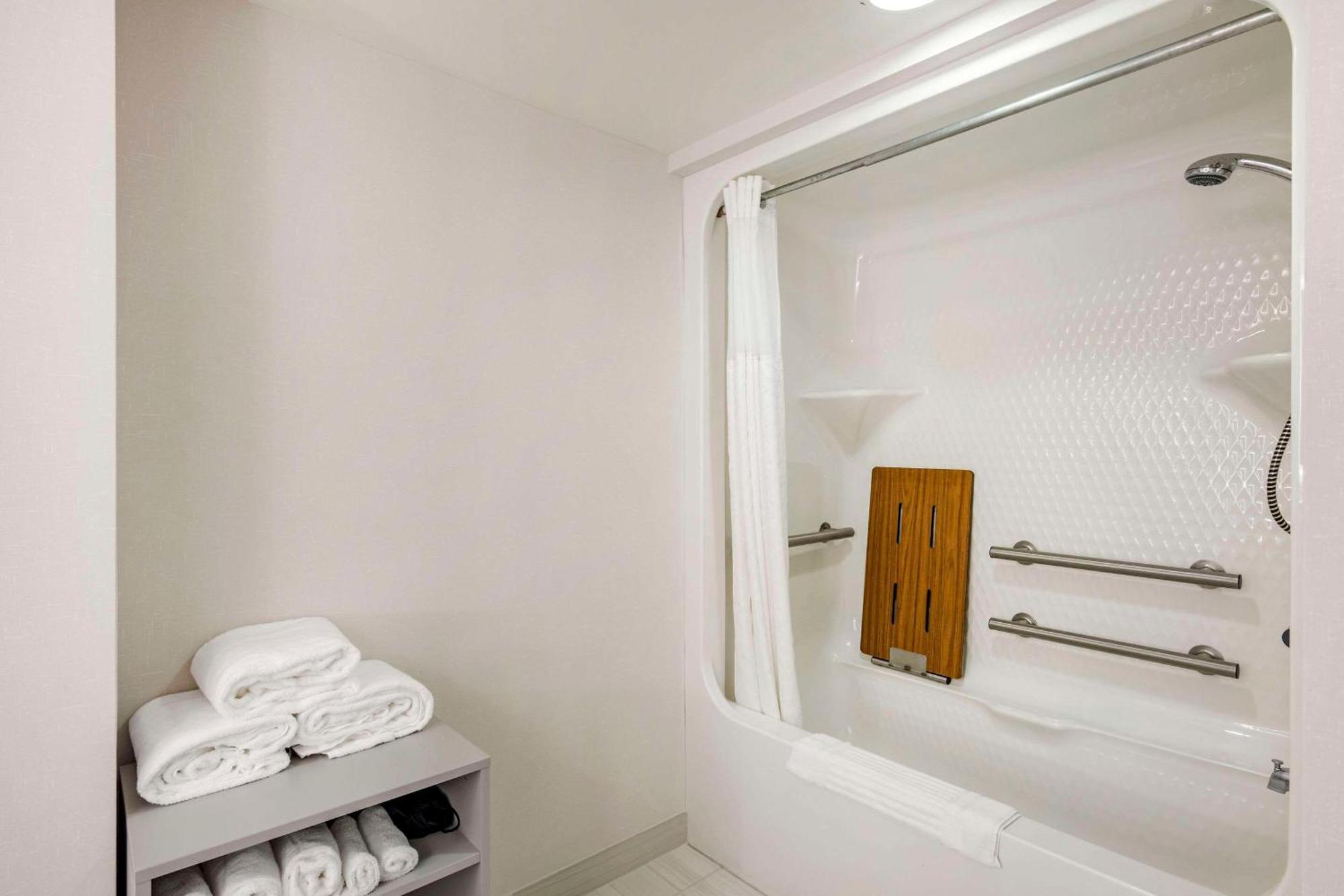 Queen Suite Disability Access or Non-Smoking