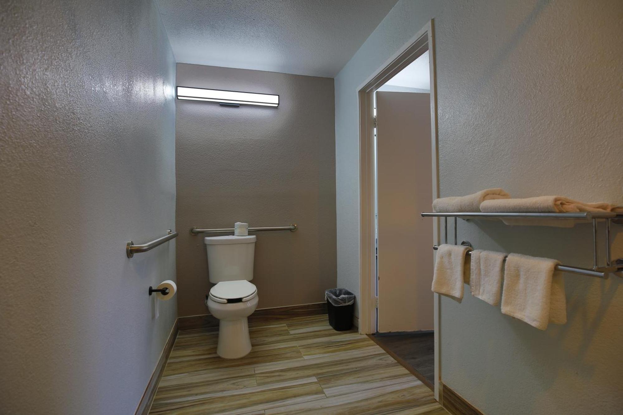 Queen Room - Disability Access - Roll in Shower