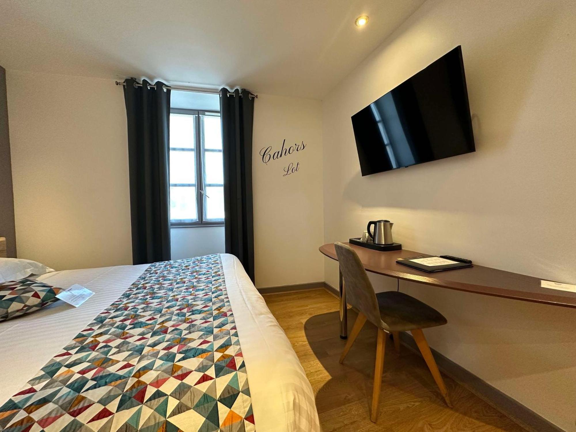 Queen Room Queen Bed River View
