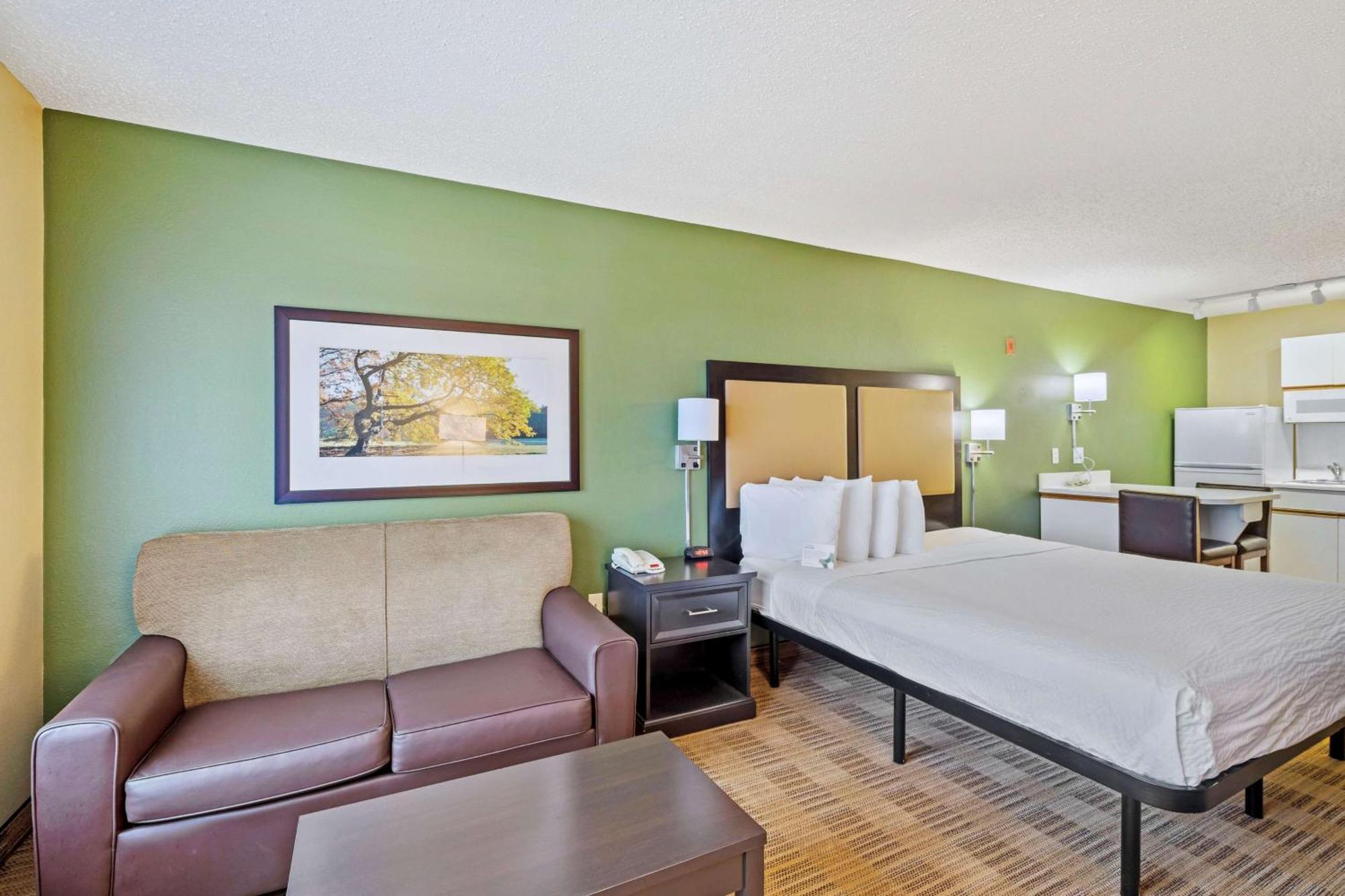 Deluxe Studio 1 King Bed Non-Smoking