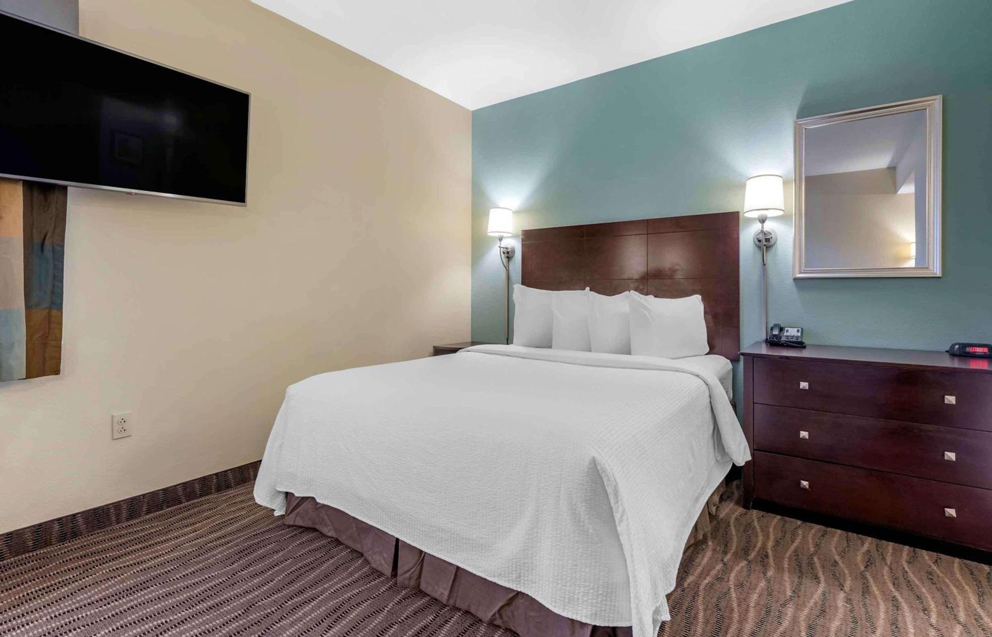 Deluxe Studio 1 Queen Bed Non-Smoking
