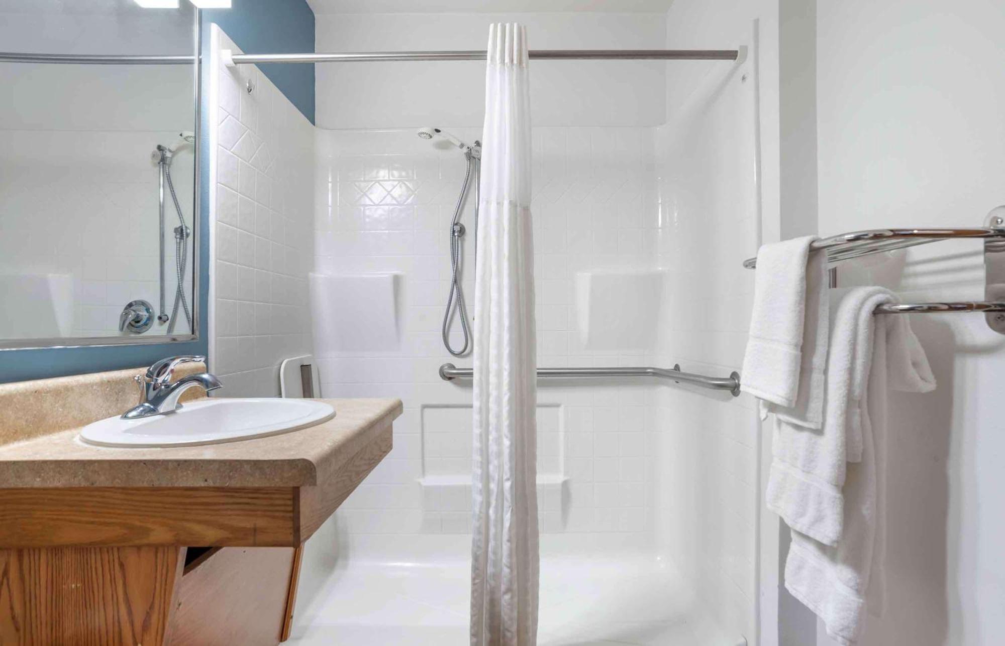 Standard Double Room Tub Disability Access or Non-Smoking