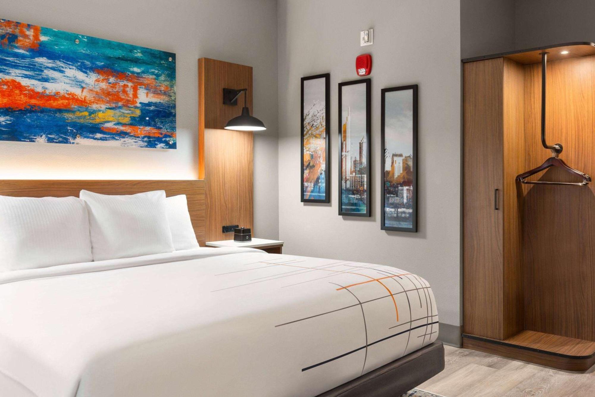 King Room with One King Bed and Roll-in Shower - Mobility and Hearing Accessible/Non-Smoking