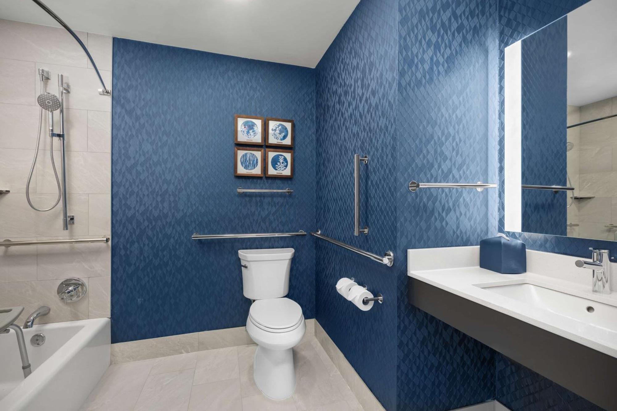King Room Bath Tub Mobility Hearing Access or Non-Smoking