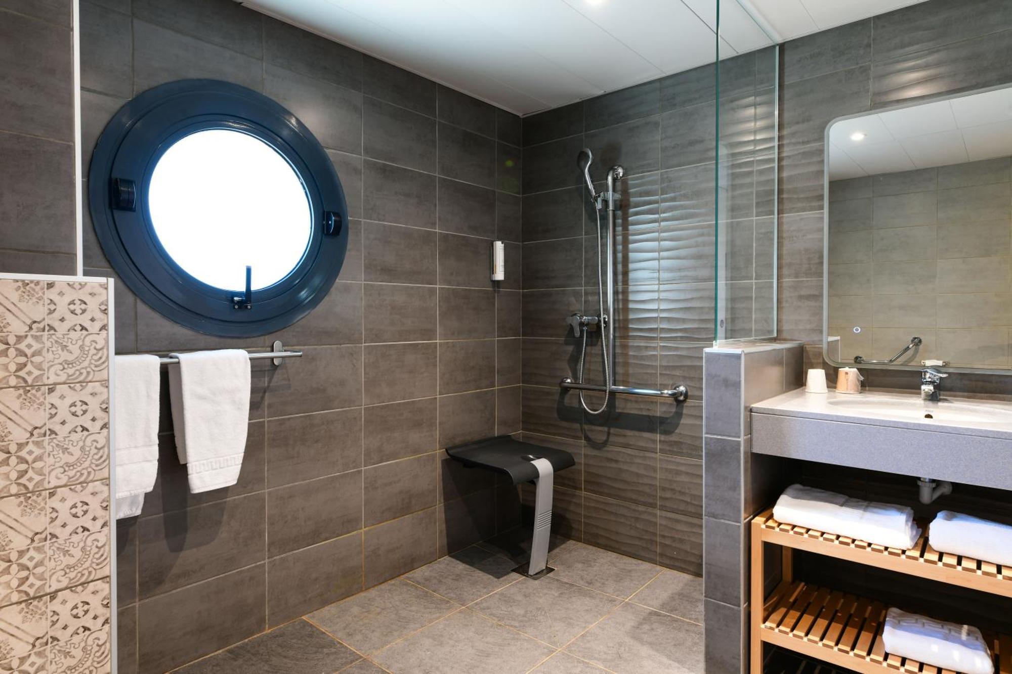Junior Suite South shower