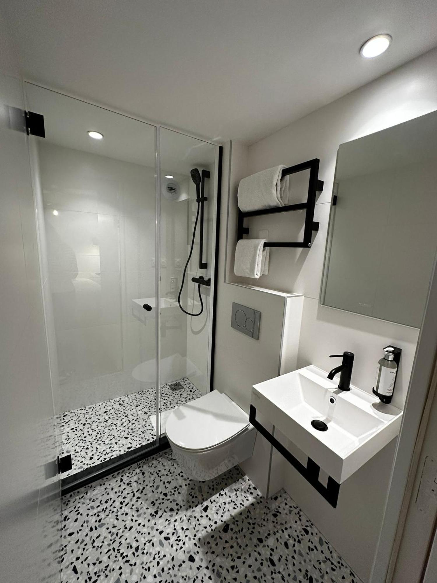 Standard Single Room Shower