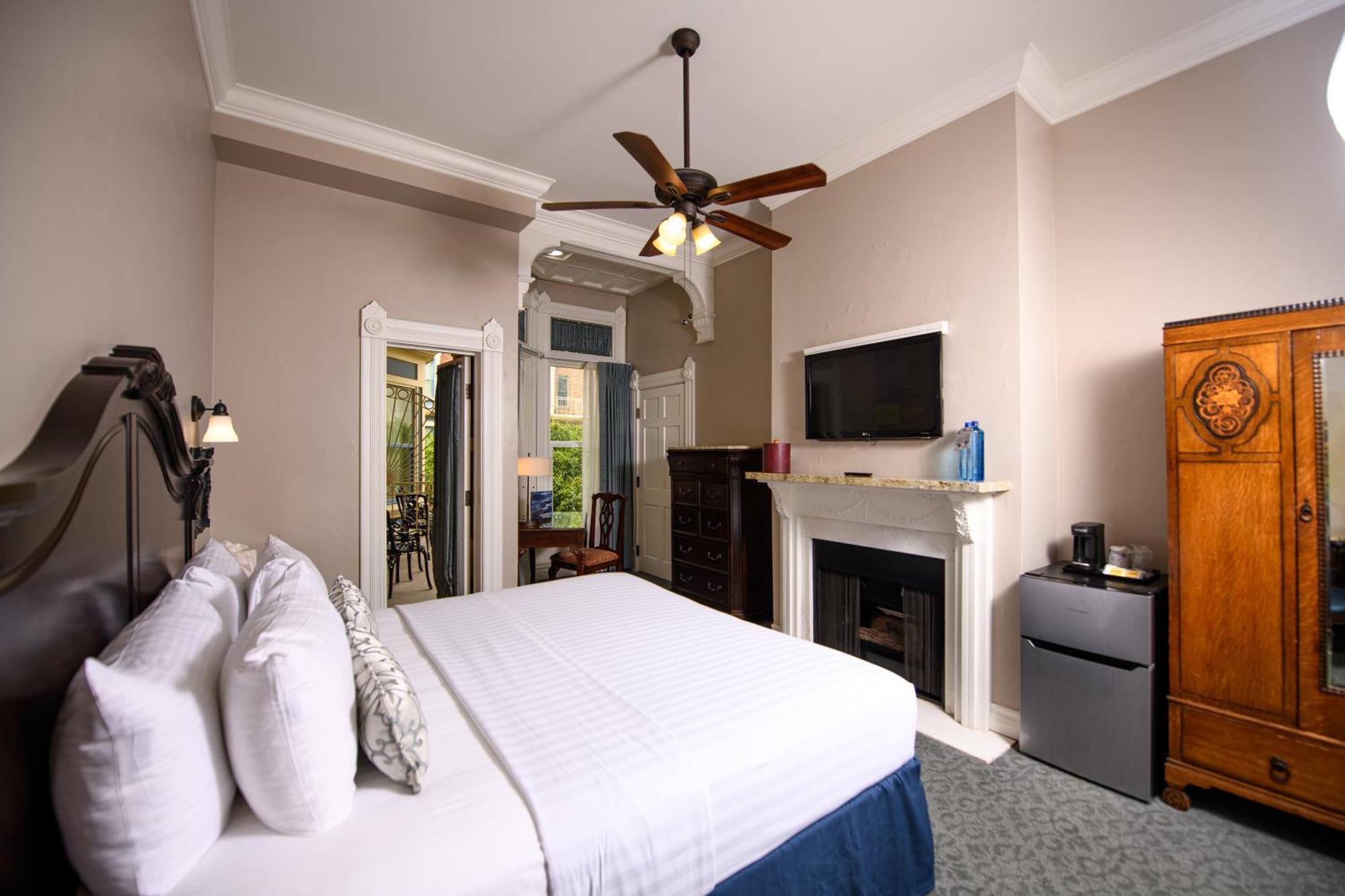 1 King Bed Balcony