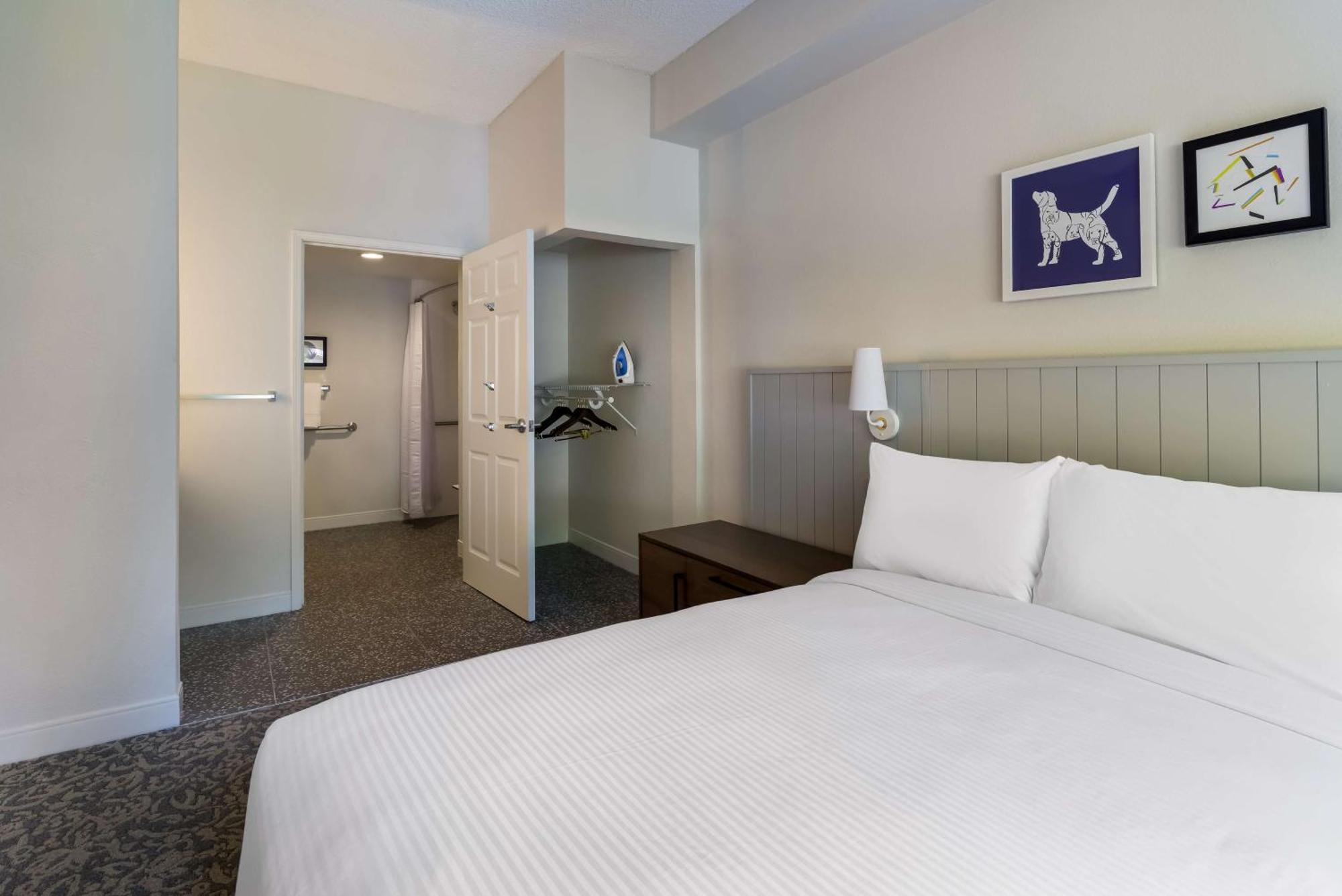 One-Bedroom Queen Suite with Roll-In Shower - Mobility Accessible