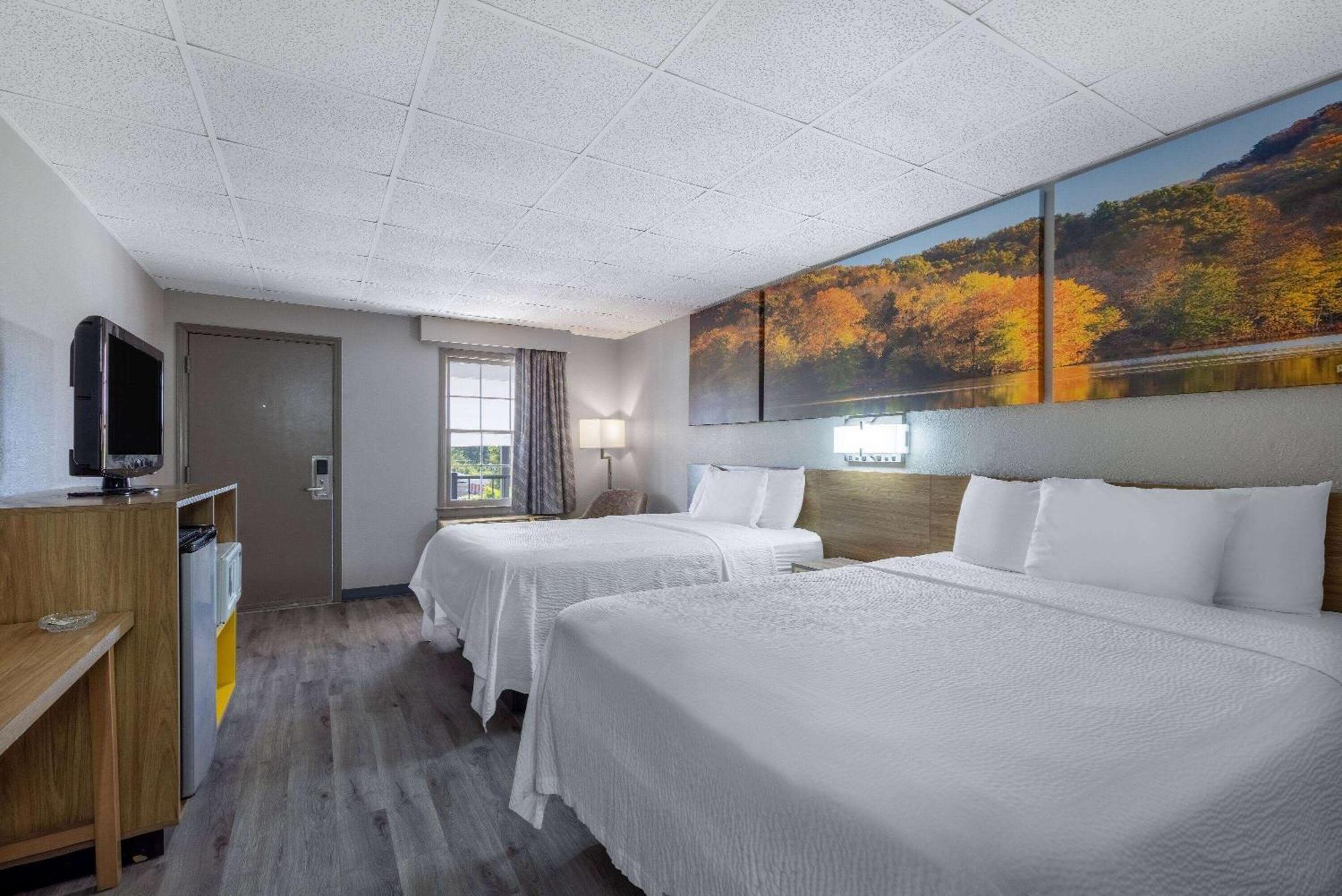 Queen Room with Two Queen Beds - Smoking