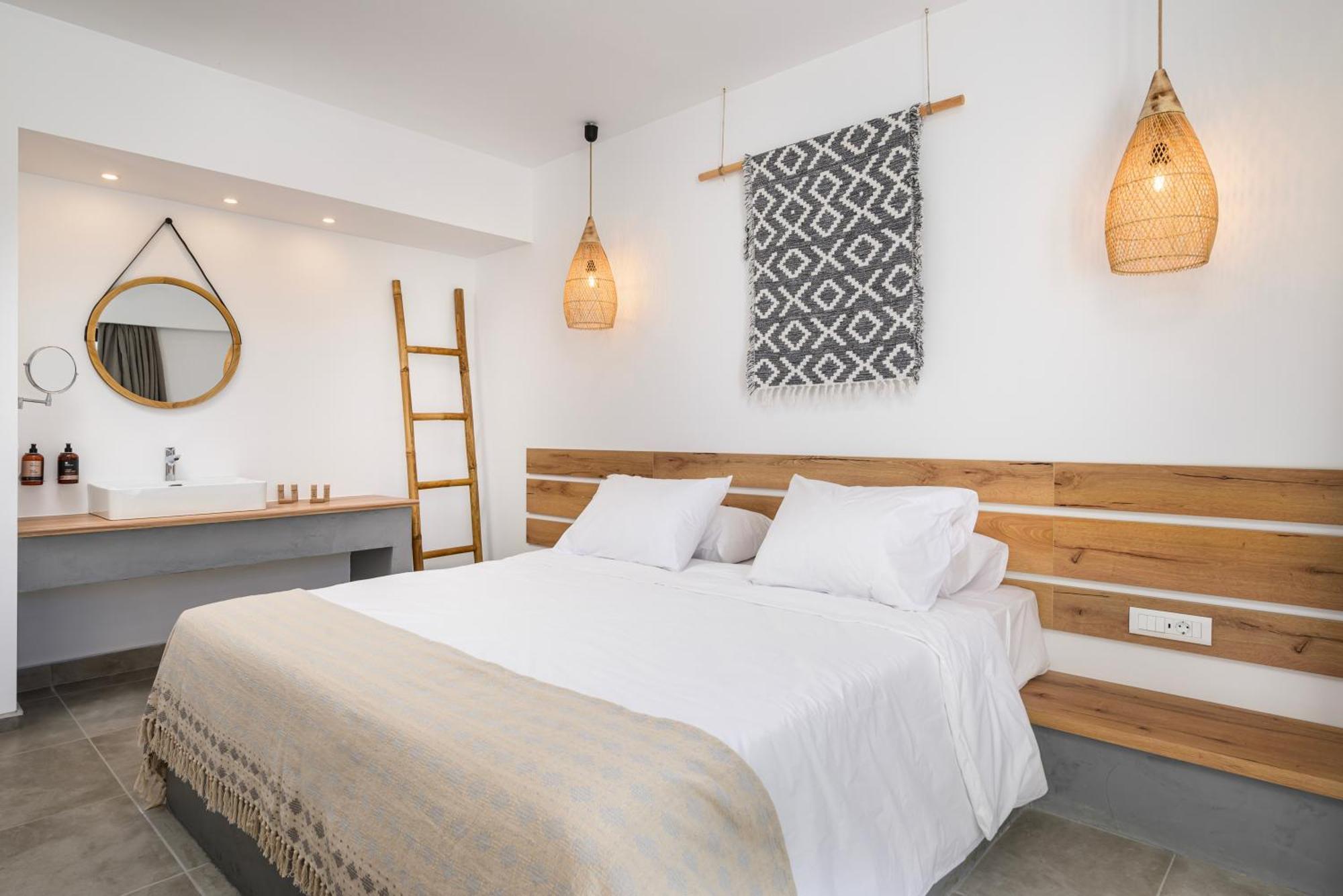 Deluxe Junior Suite Sharing pool