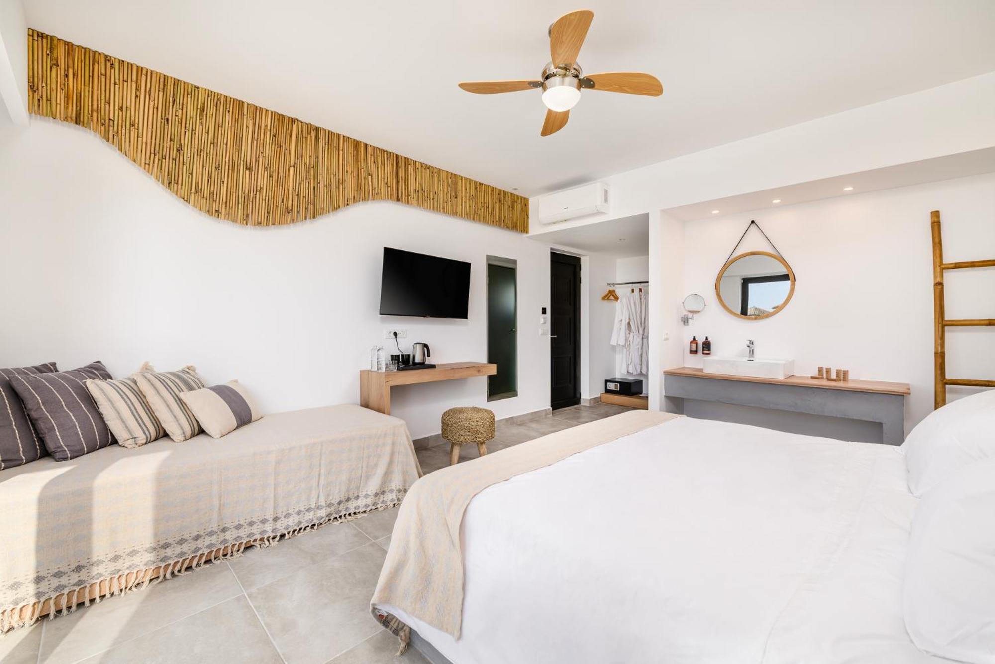 Deluxe Junior Suite Sharing pool