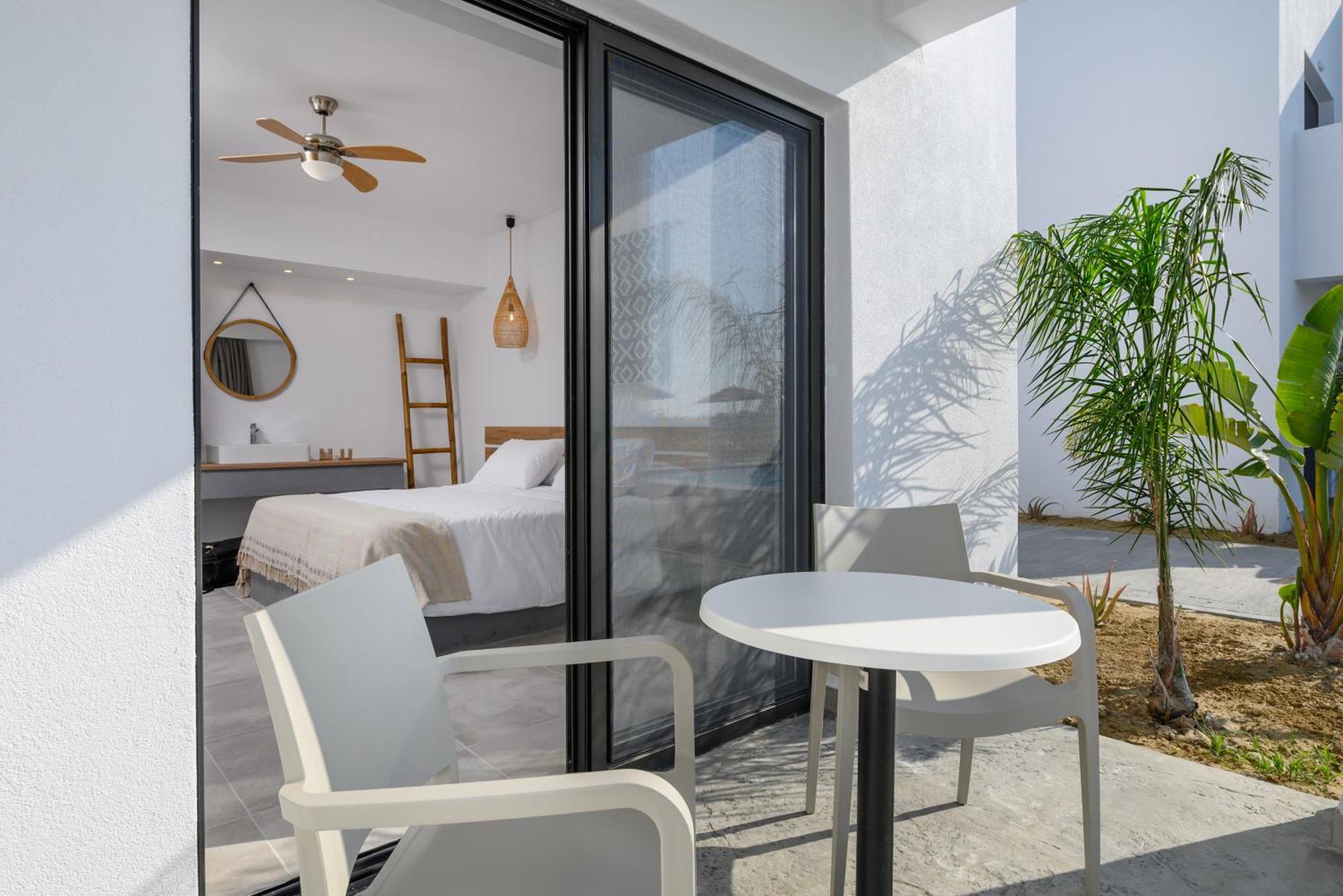 Deluxe Junior Suite Sharing pool