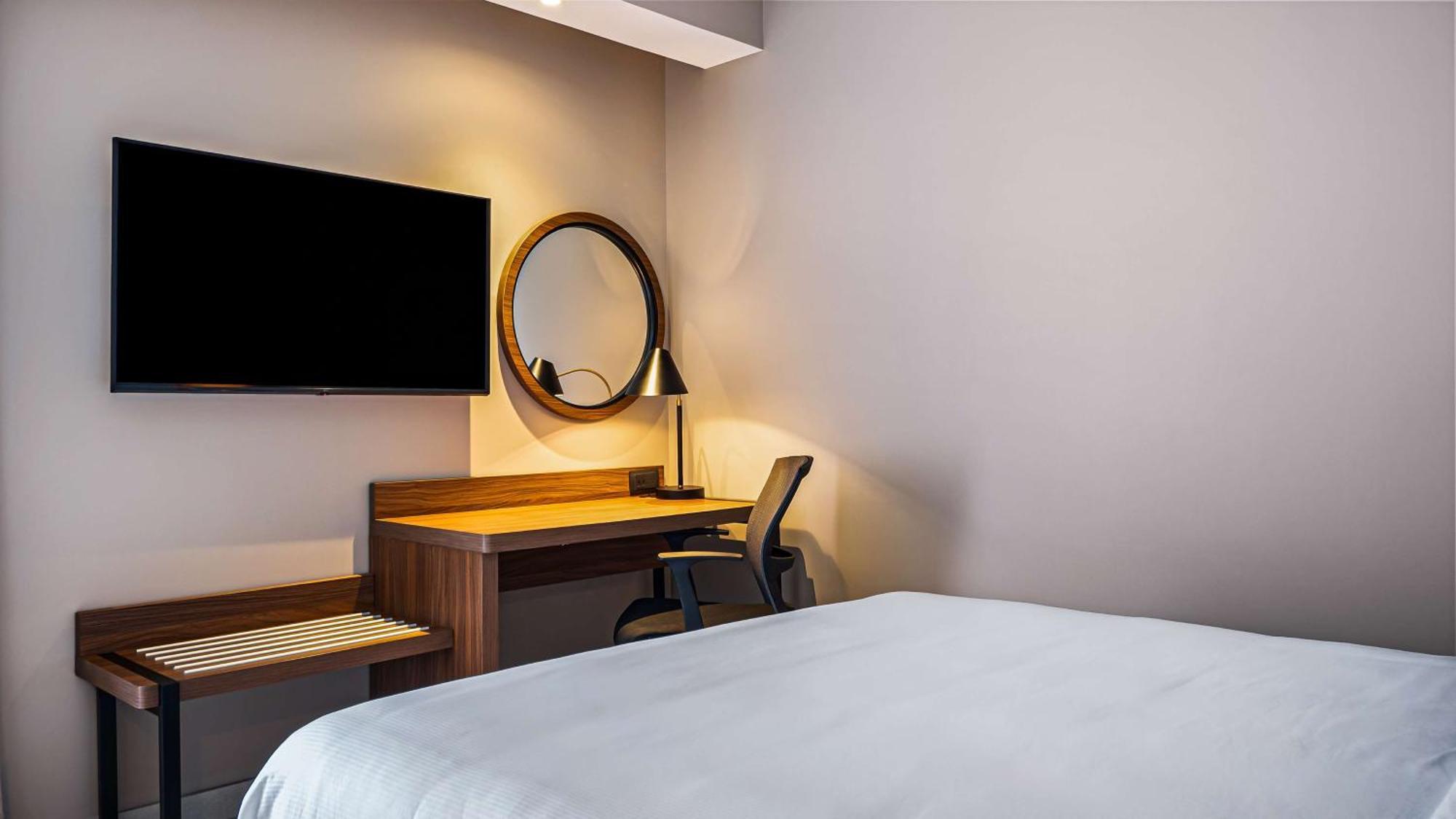 One-Bedroom Queen Suite Non-Smoking