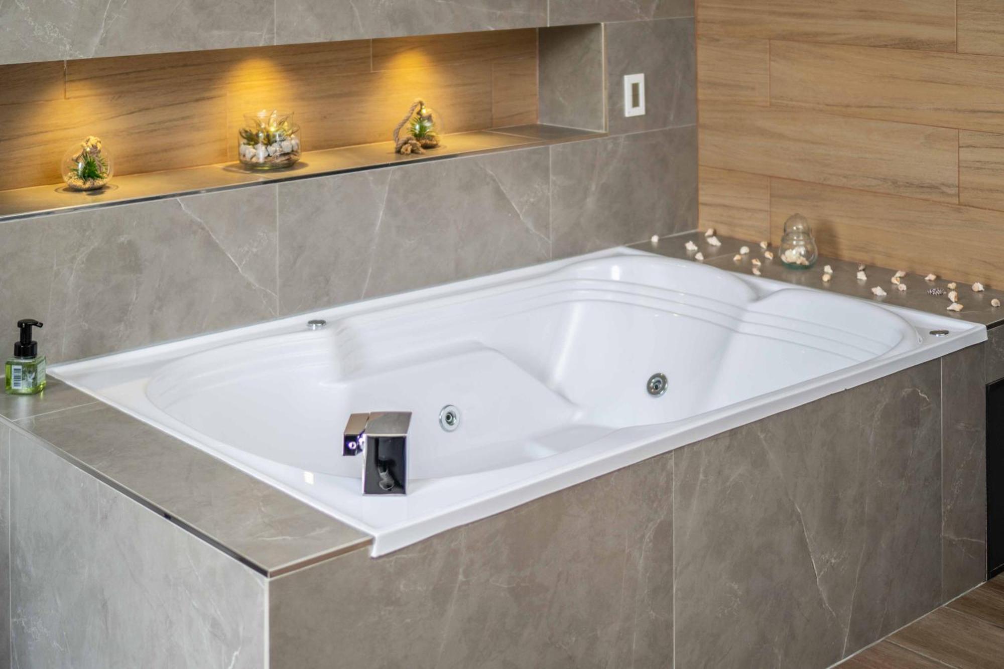 Suite Hot Tub,1544728198:JPEG