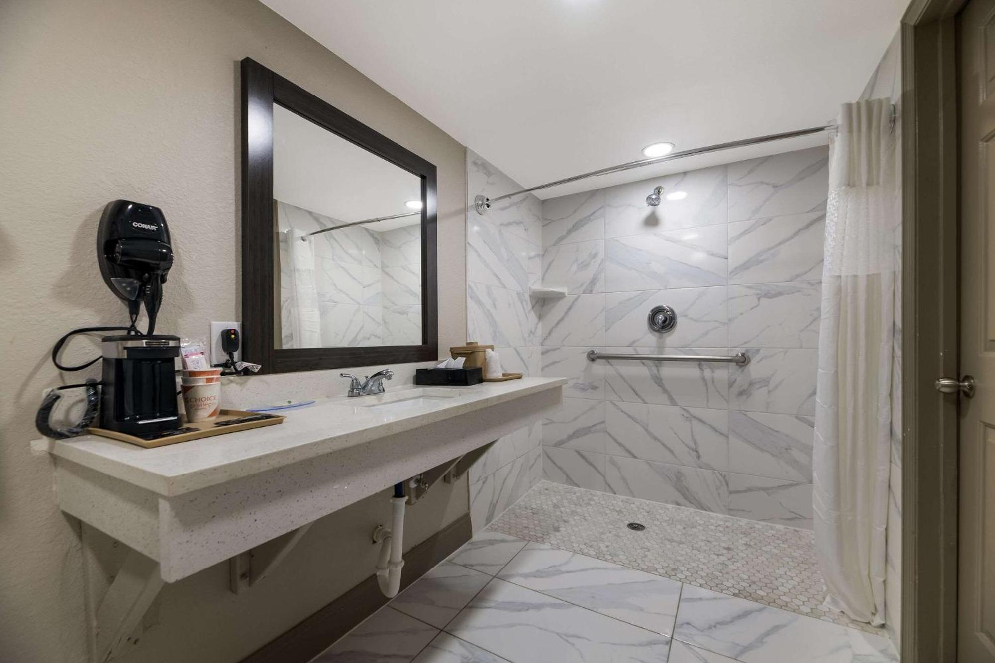 Queen Room with Roll-In Shower - Disability Access/Non Smoking