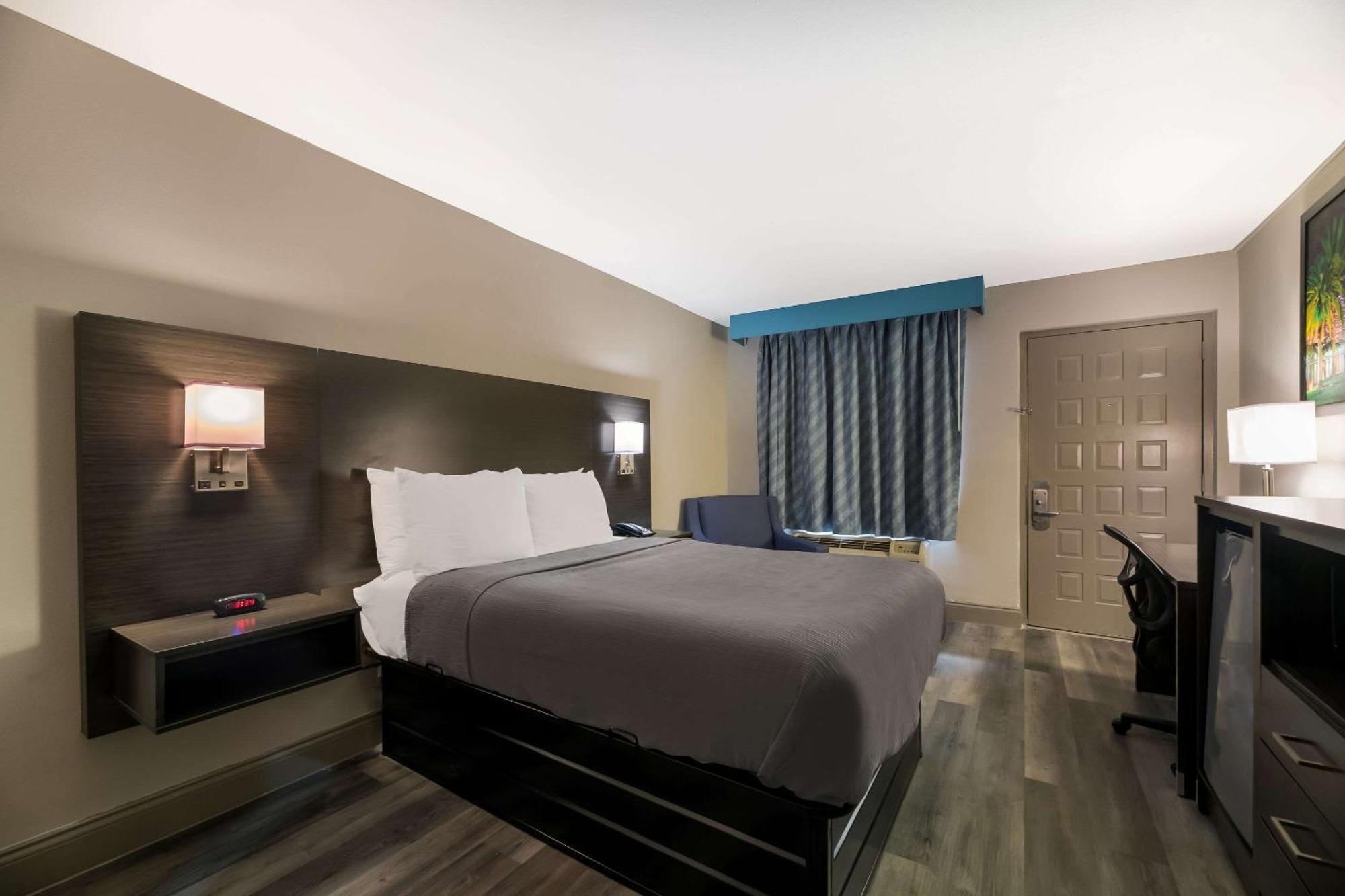 Queen Room Roll Shower Disability Access or Non Smoking