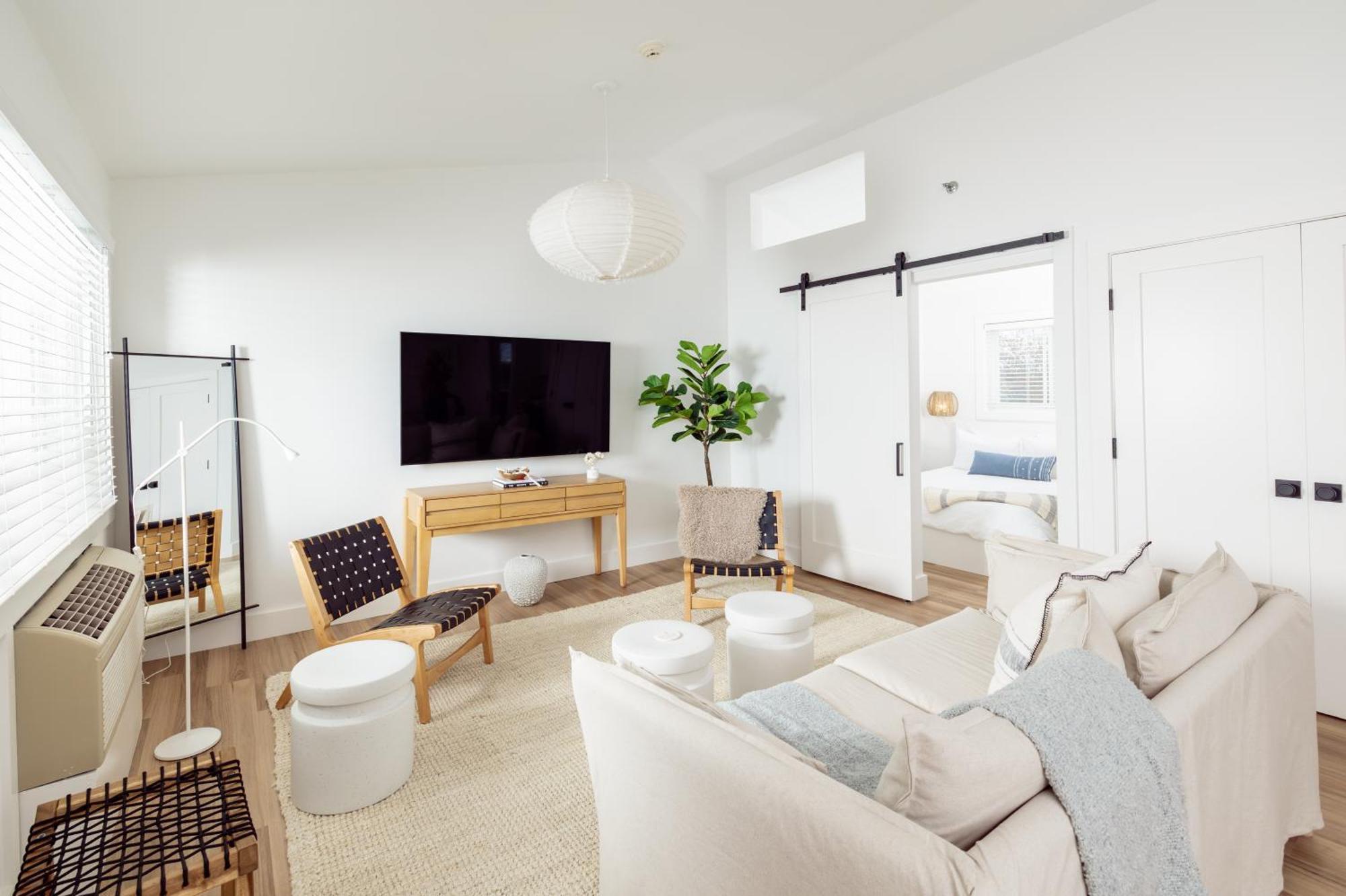 Deluxe Queen Suite