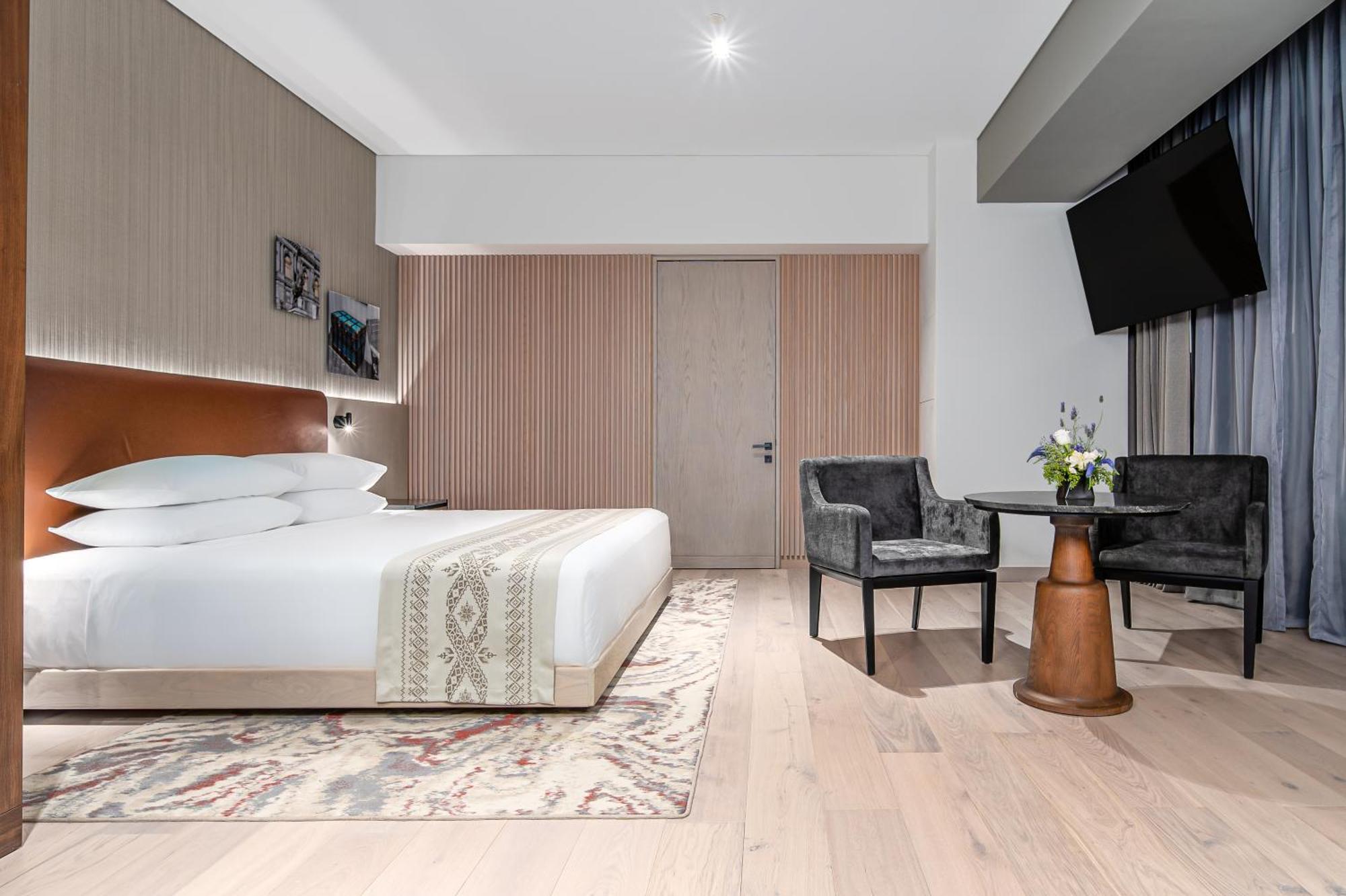 Habitación con cama extragrande y ducha a ras de suelo - Adaptada para personas con movilidad reducida