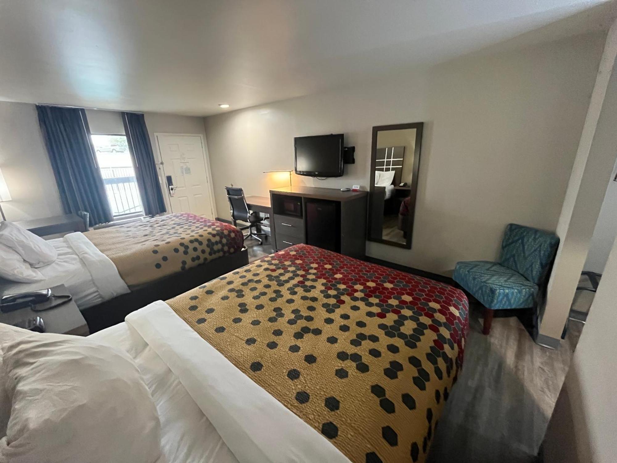Queen Room Two Queen Beds Shower Non-Smoking or Ground Floor