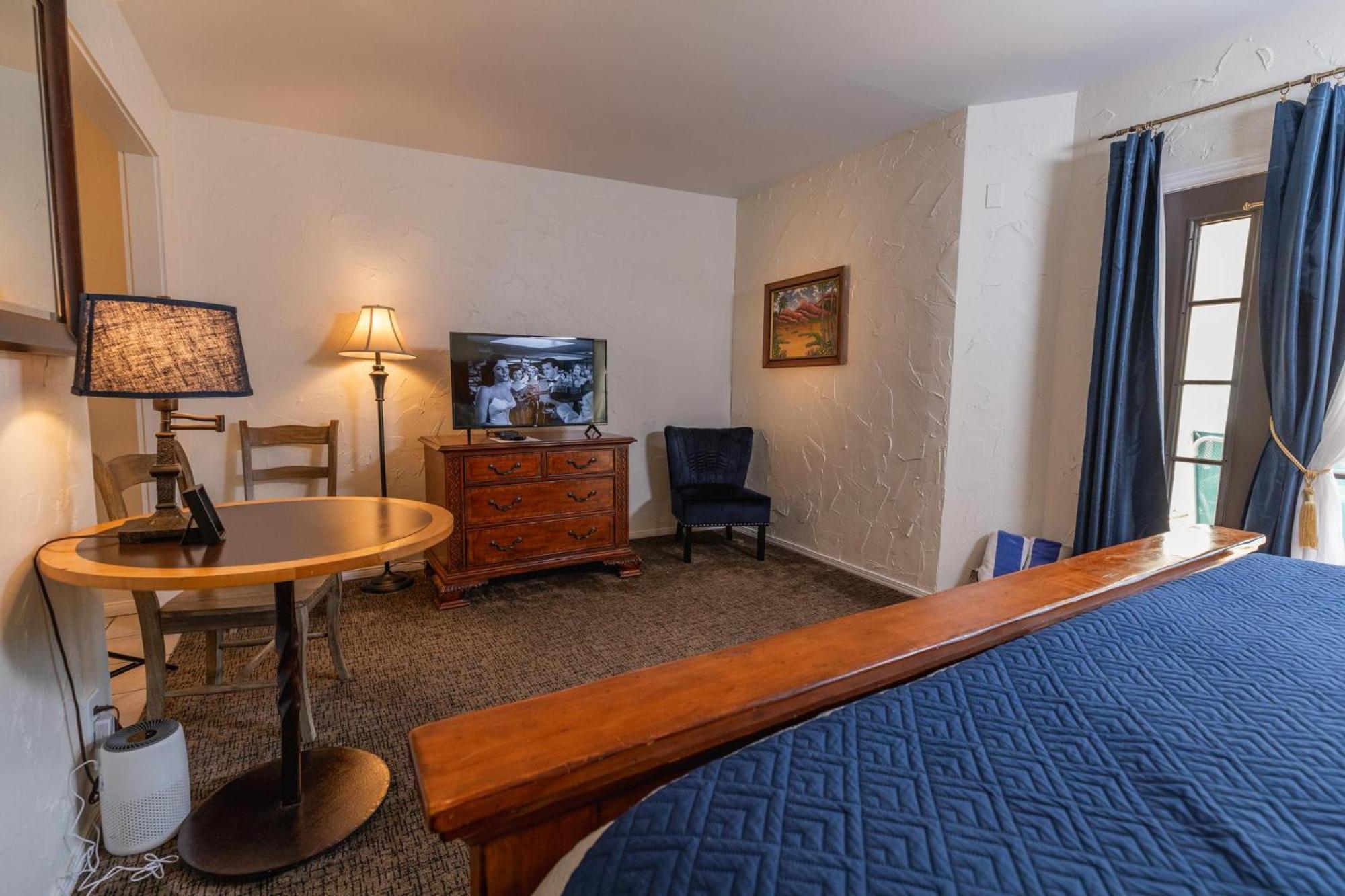 Queen Suite Pool View