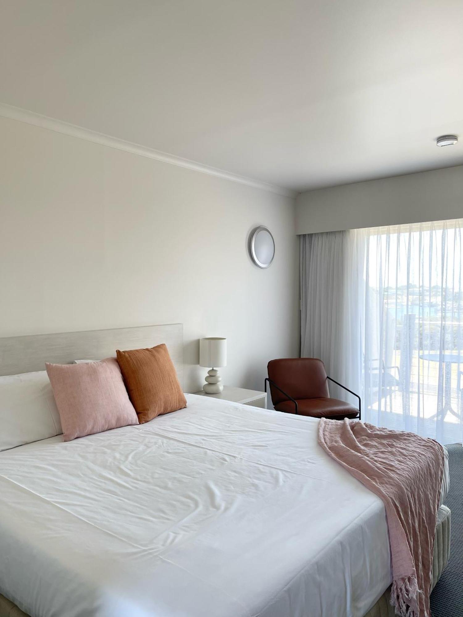 Panoramic Harbour View King Room - Unserviced (Adults only)