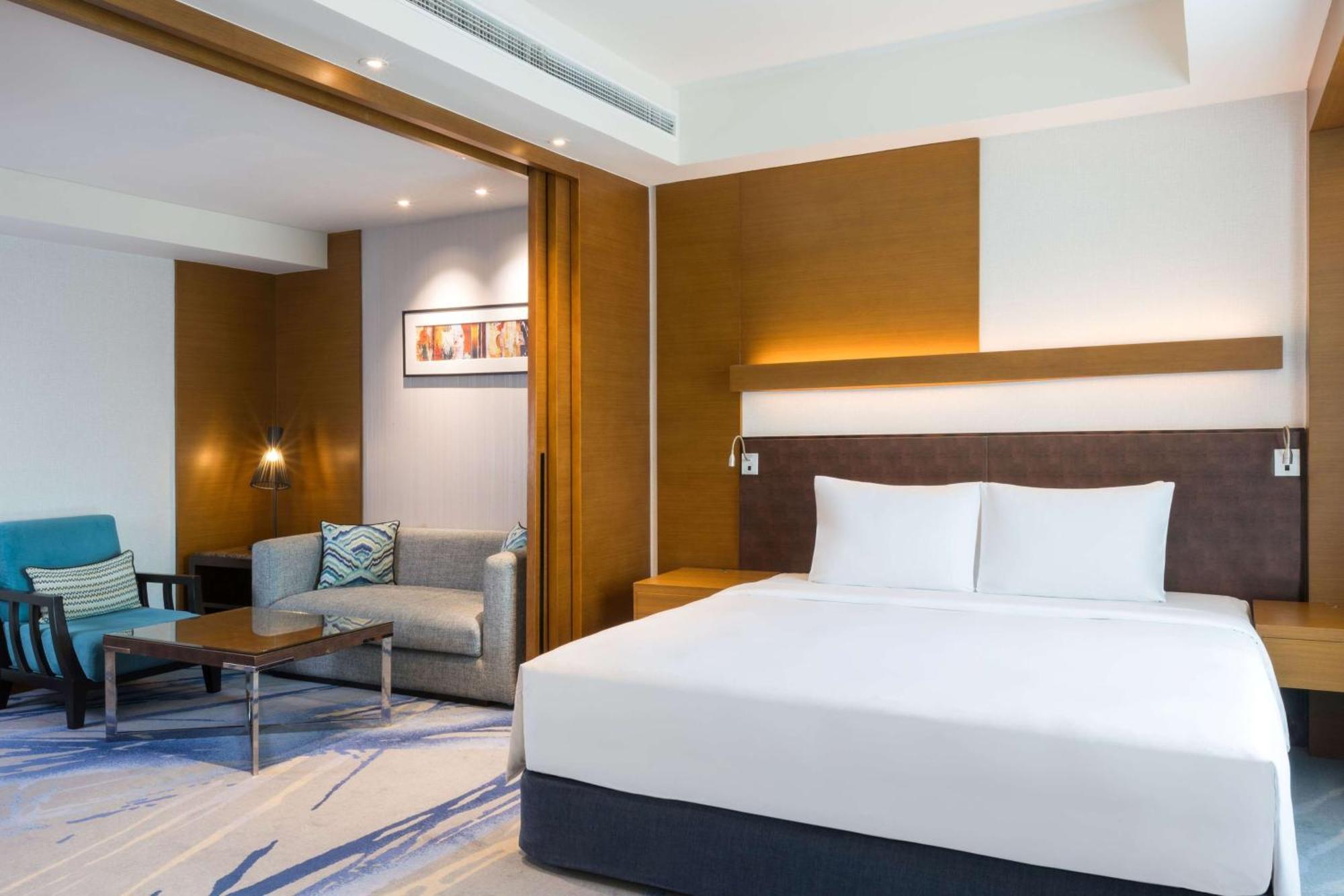 Junior Suite Lounge access