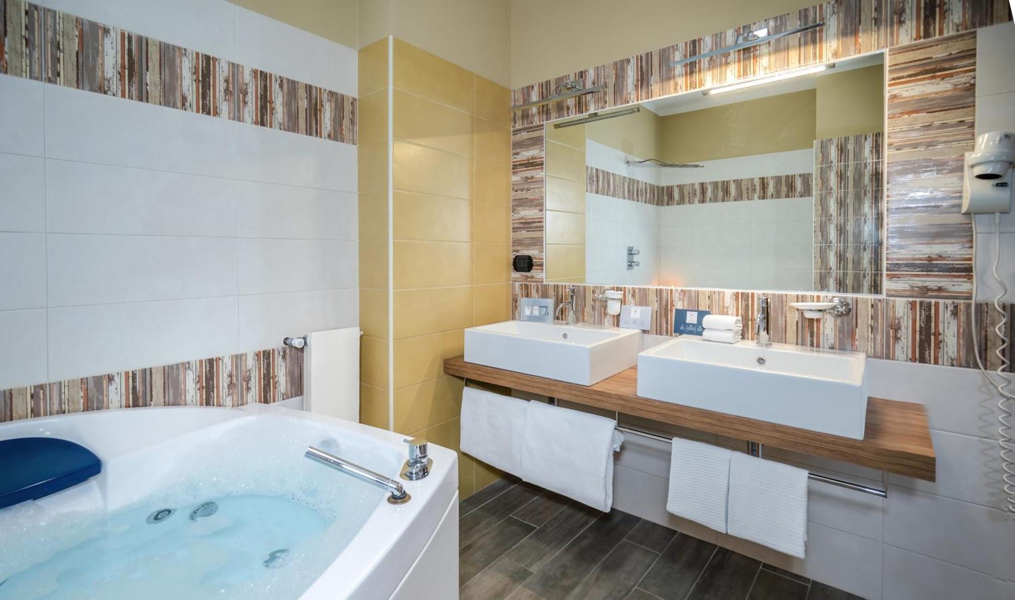 Deluxe Suite Spa Bath