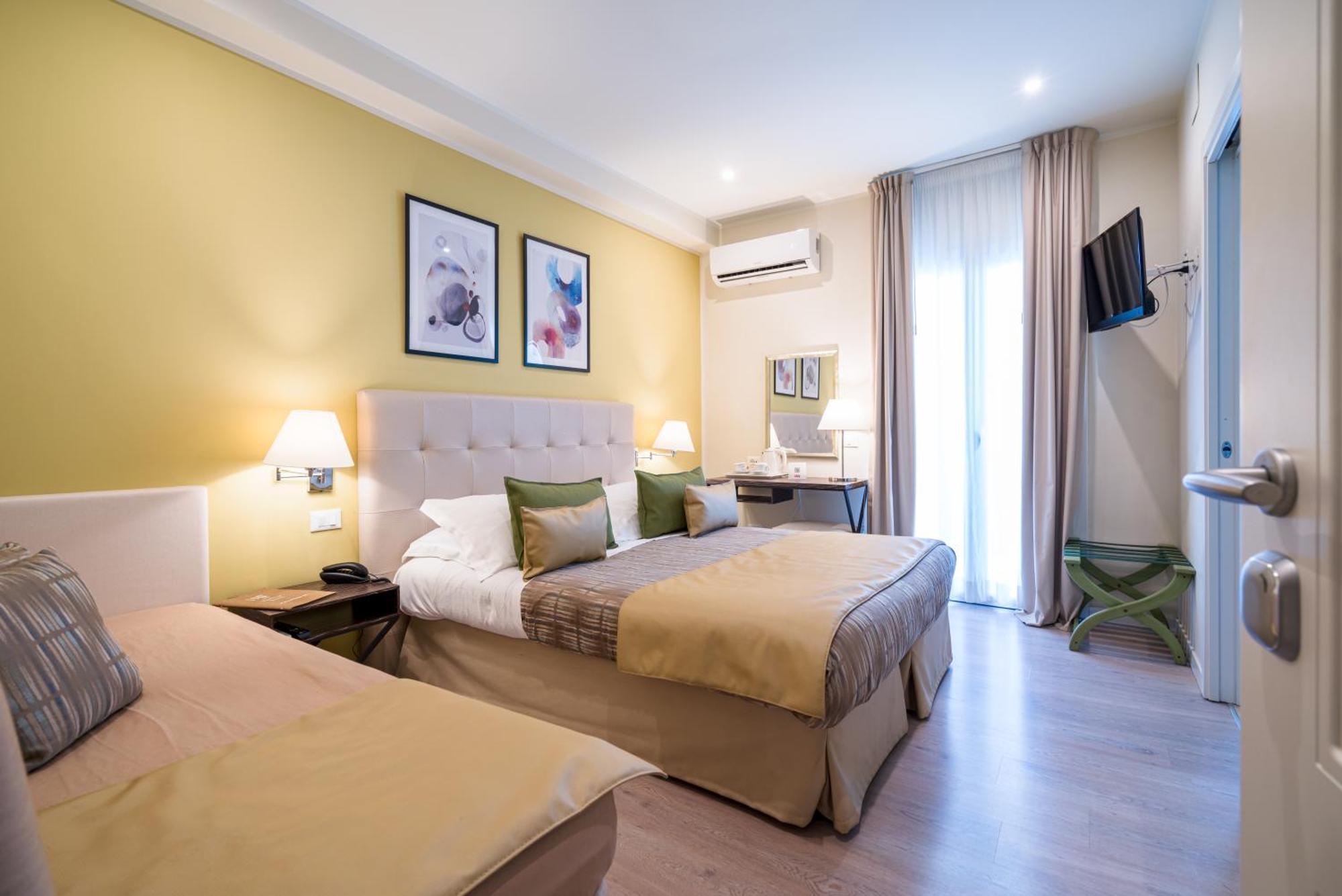 Classic Triple Room Lateral Sea View