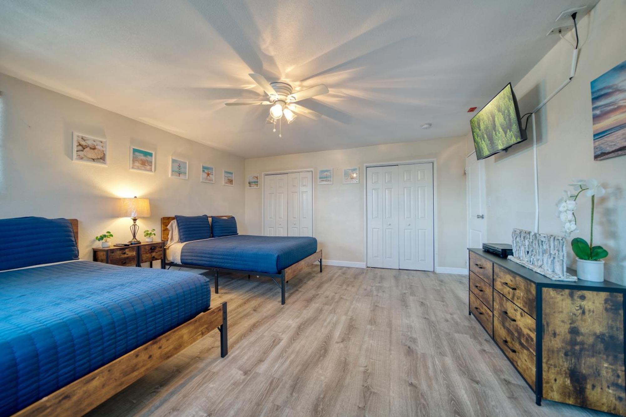 One-Bedroom Queen Suite Sofa Bed