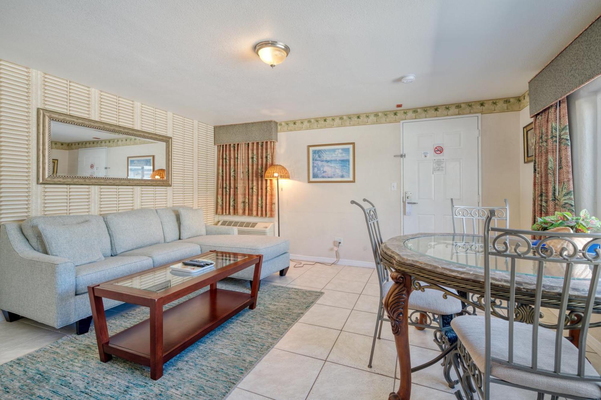 One-Bedroom Queen Suite Sofa Bed